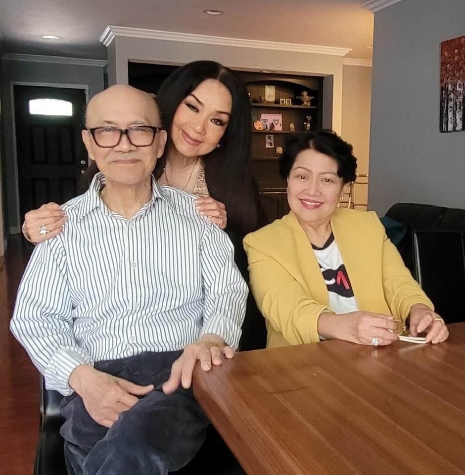 Vợ chồng NSND Diệp Lang vui mừng khi được NSƯT Mỹ Châu từ tiểu bang khác sang thăm.