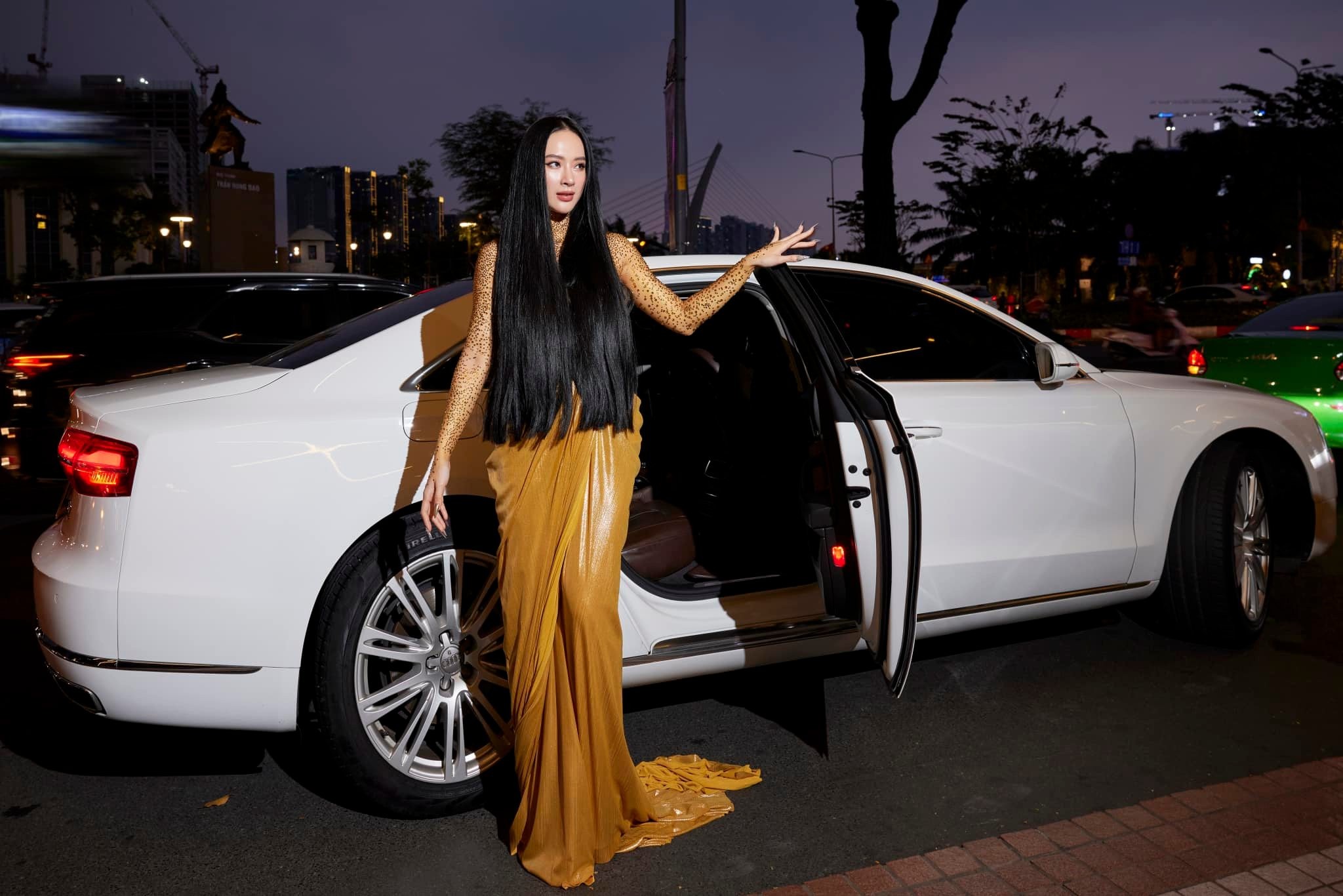 Angela Phương Trinh tại một lễ trao giải thời trang ở TP HCM với phong cách hở trên, kín dưới