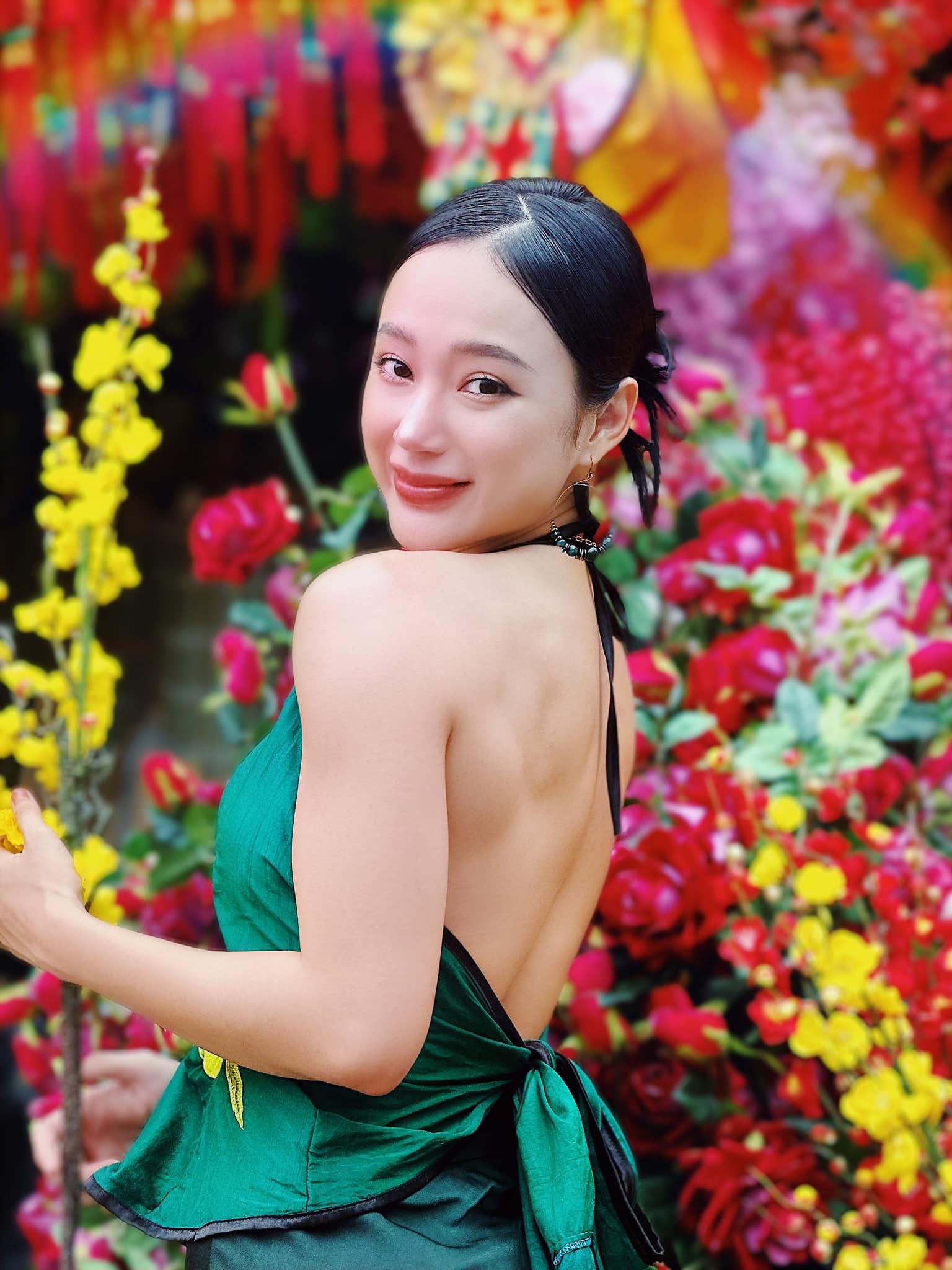 Angela Phương Trinh lên đồ sang đi tiệc, lưng trần lực lưỡng mới gây chú ý 4 Angela Phương Trinh lên đồ sang đi tiệc, lưng trần lực lưỡng mới gây chú ý 4