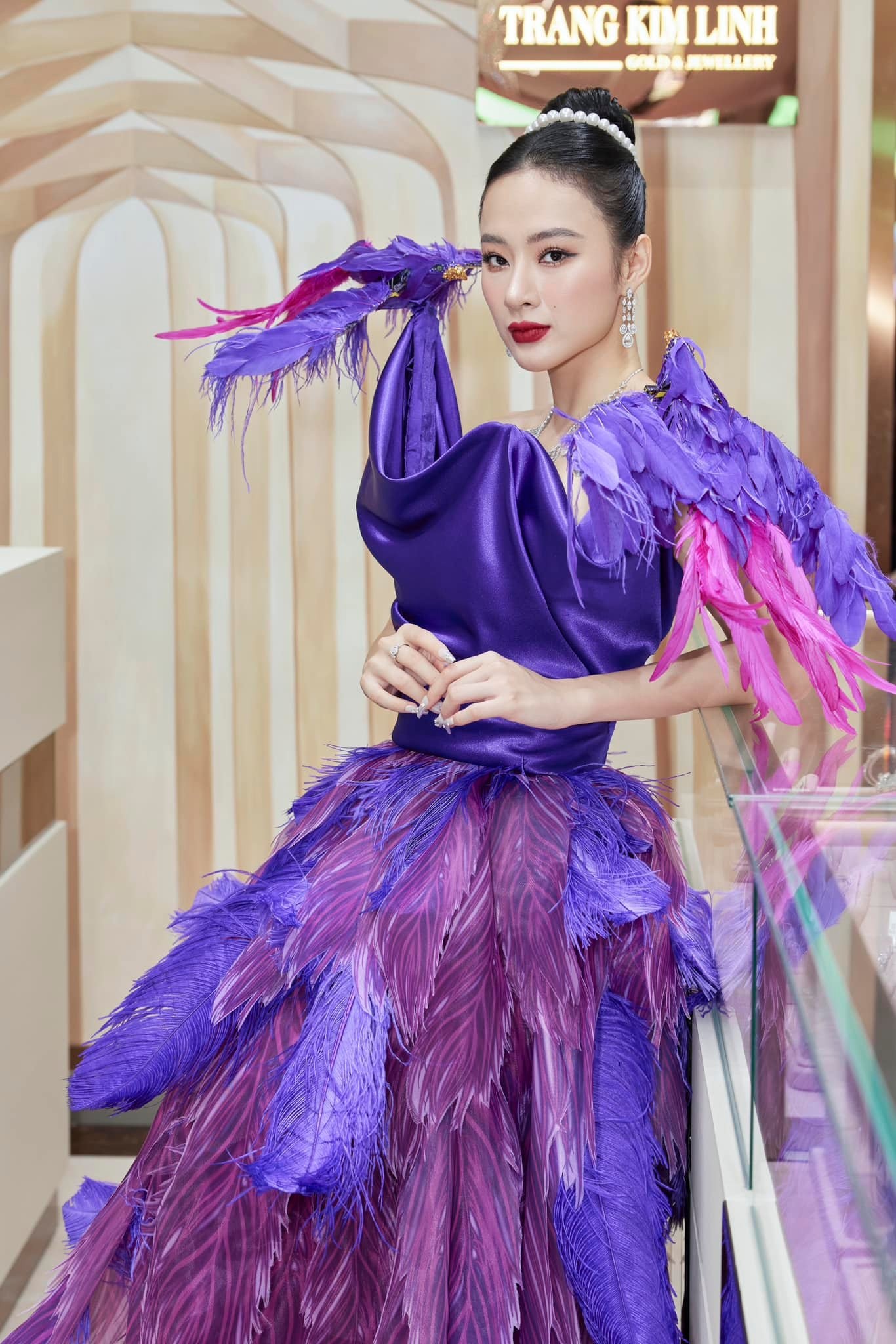 Angela Phương Trinh lên đồ sang đi tiệc, lưng trần lực lưỡng mới gây chú ý 1 Angela Phương Trinh lên đồ sang đi tiệc, lưng trần lực lưỡng mới gây chú ý 1