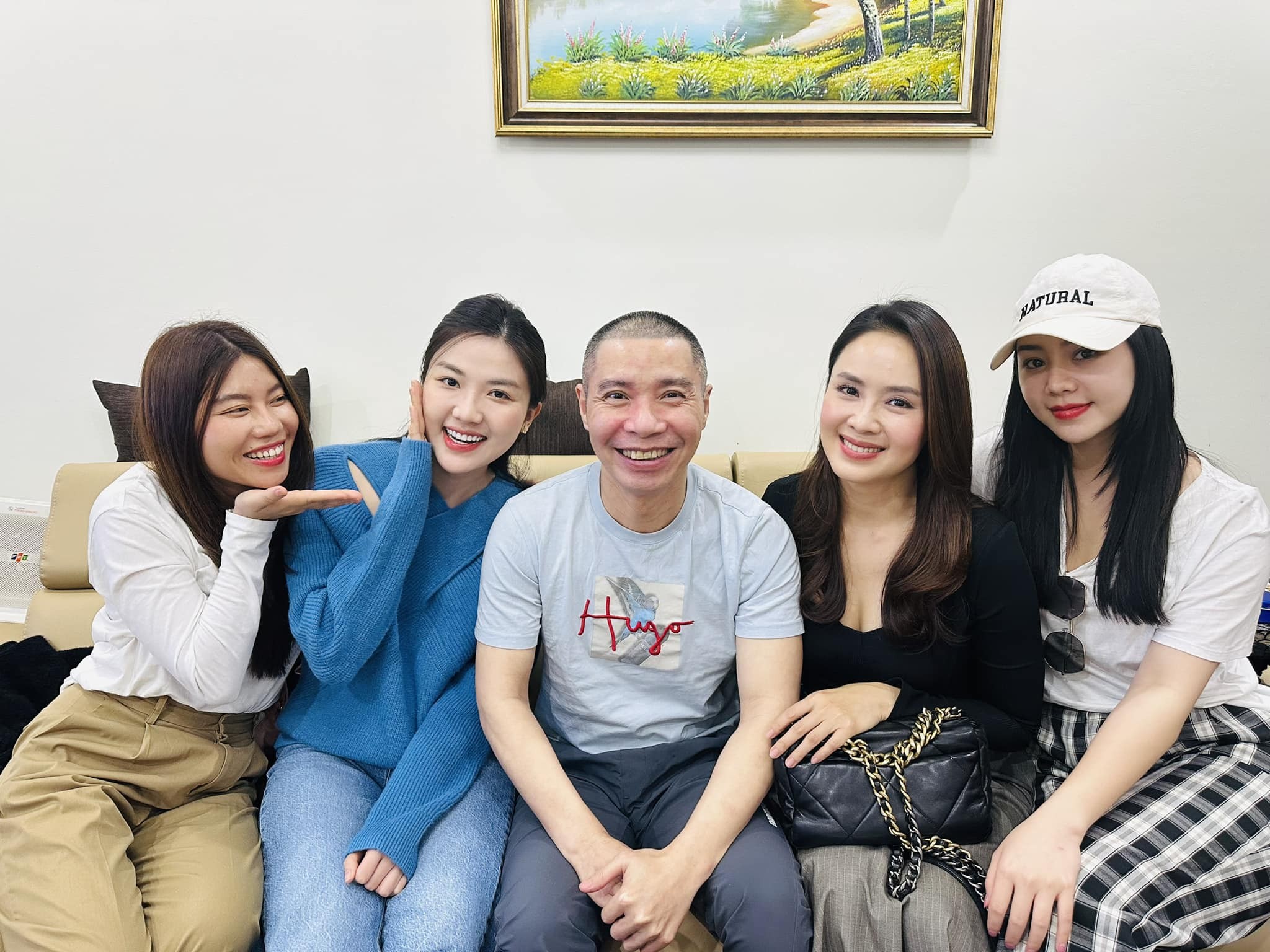 Video: Dàn mỹ nhân của 'vũ trụ VTV' đến thăm Công Lý, thần sắc nam nghệ sĩ hiện thế nào? 1 Video: Dàn mỹ nhân của 'vũ trụ VTV' đến thăm Công Lý, thần sắc nam nghệ sĩ hiện thế nào? 1