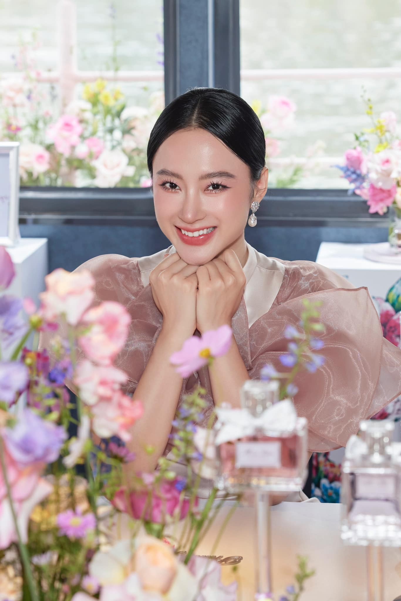 Angela Phương Trinh lên đồ sang đi tiệc, lưng trần lực lưỡng mới gây chú ý 5 Angela Phương Trinh lên đồ sang đi tiệc, lưng trần lực lưỡng mới gây chú ý 5