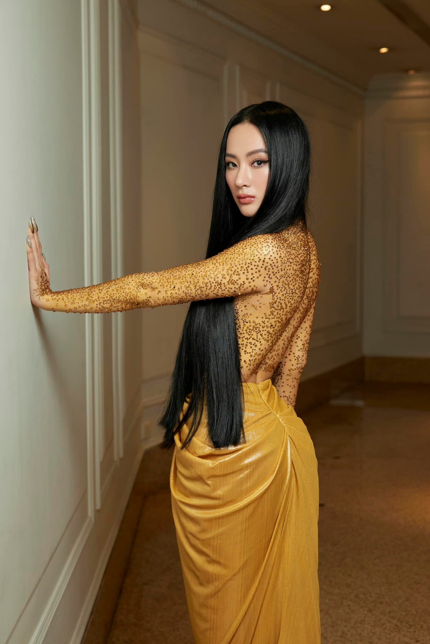 Angela Phương Trinh lên đồ sang đi tiệc, lưng trần lực lưỡng mới gây chú ý 6 Angela Phương Trinh lên đồ sang đi tiệc, lưng trần lực lưỡng mới gây chú ý 6