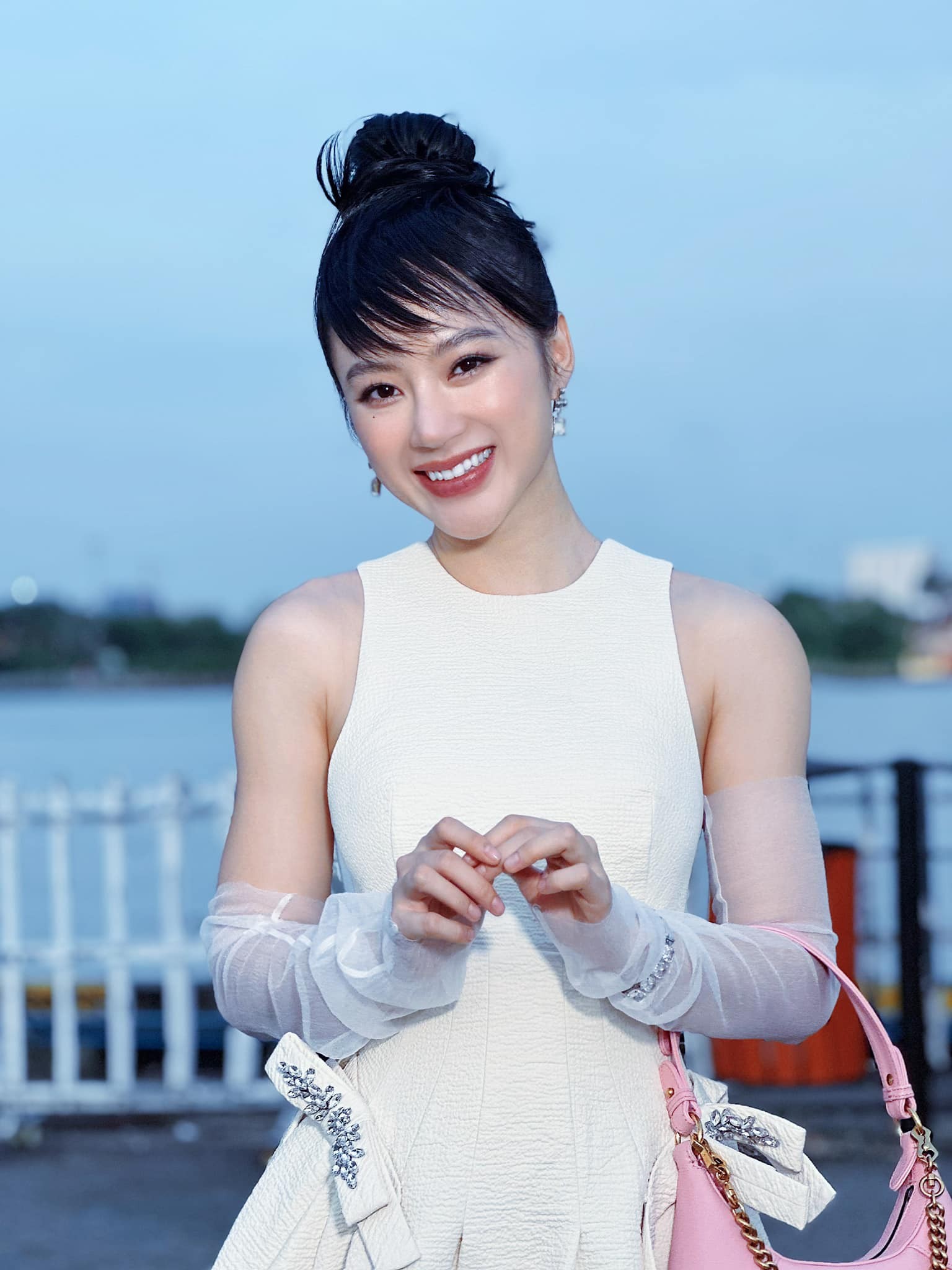 Angela Phương Trinh lên đồ sang đi tiệc, lưng trần lực lưỡng mới gây chú ý 3 Angela Phương Trinh lên đồ sang đi tiệc, lưng trần lực lưỡng mới gây chú ý 3