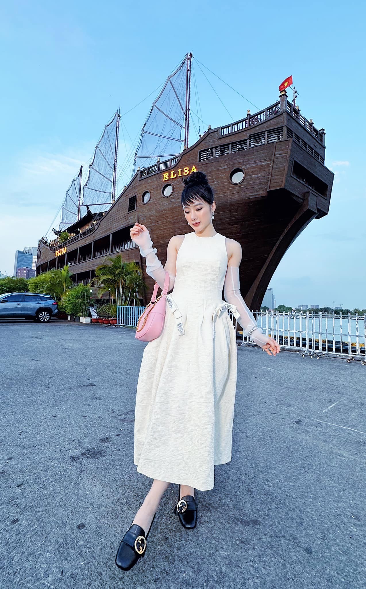 Angela Phương Trinh lên đồ sang đi tiệc, lưng trần lực lưỡng mới gây chú ý 2 Angela Phương Trinh lên đồ sang đi tiệc, lưng trần lực lưỡng mới gây chú ý 2