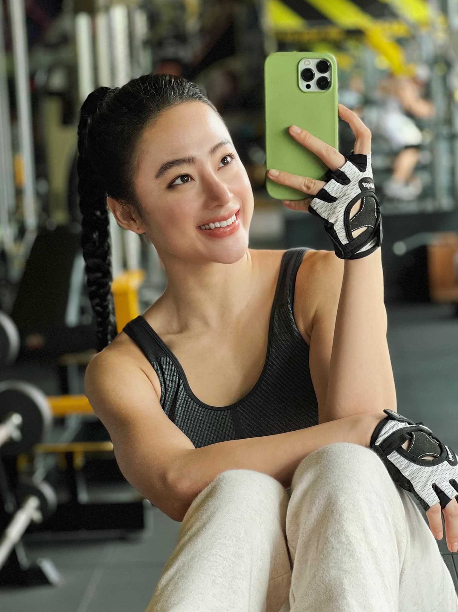 Angela Phương Trinh lên đồ sang đi tiệc, lưng trần lực lưỡng mới gây chú ý 7 Angela Phương Trinh lên đồ sang đi tiệc, lưng trần lực lưỡng mới gây chú ý 7