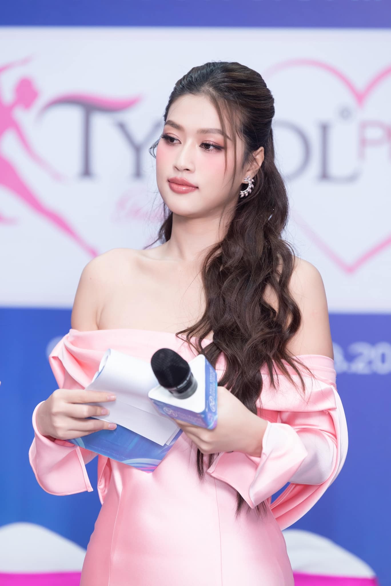 Phản ứng của Thiên Ân sau khi Mai Phương đọc sai tên giữa đám đông 2 Phản ứng của Thiên Ân sau khi Mai Phương đọc sai tên giữa đám đông 2