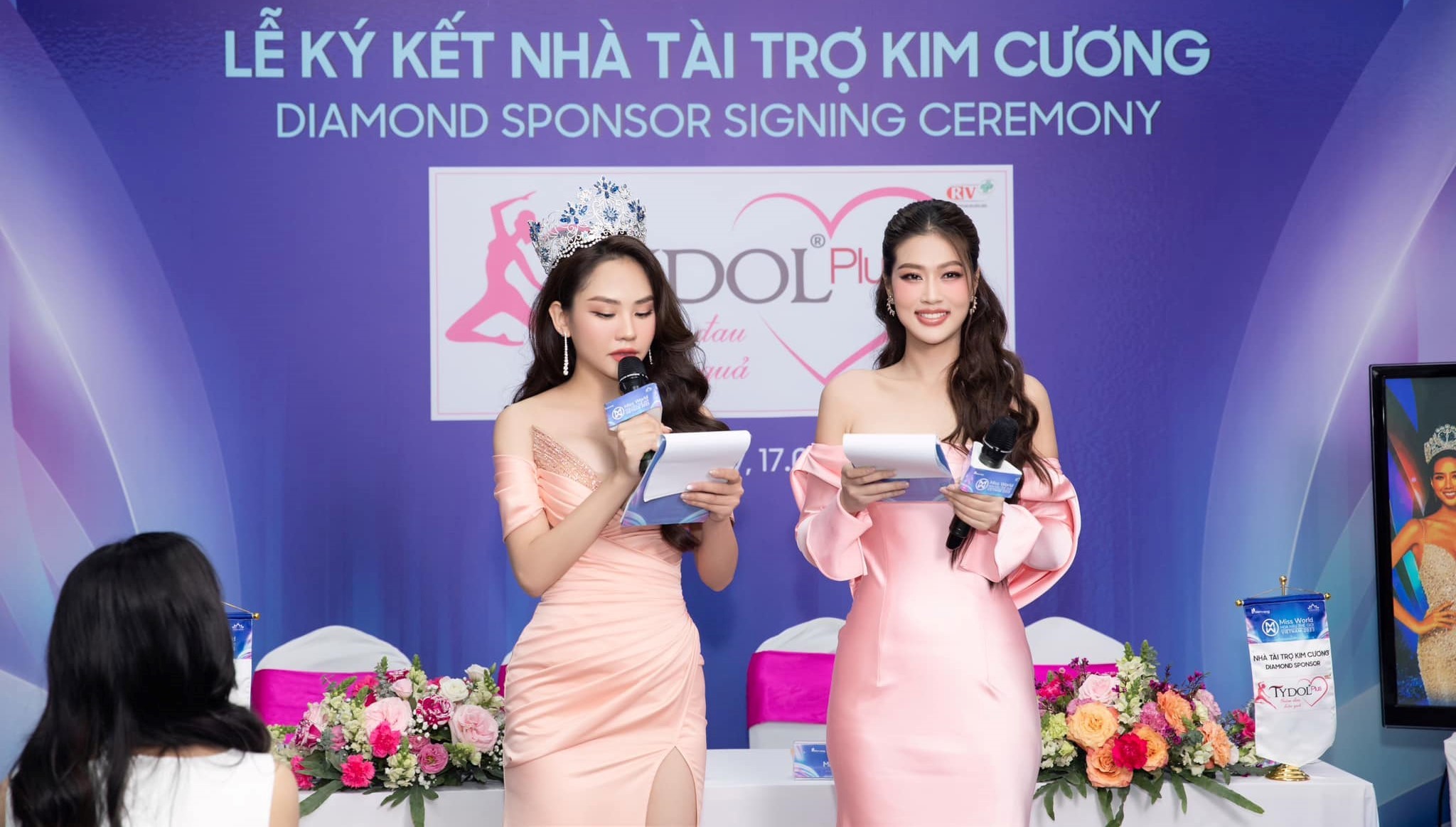 Phản ứng của Thiên Ân sau khi Mai Phương đọc sai tên giữa đám đông 1 Phản ứng của Thiên Ân sau khi Mai Phương đọc sai tên giữa đám đông 1
