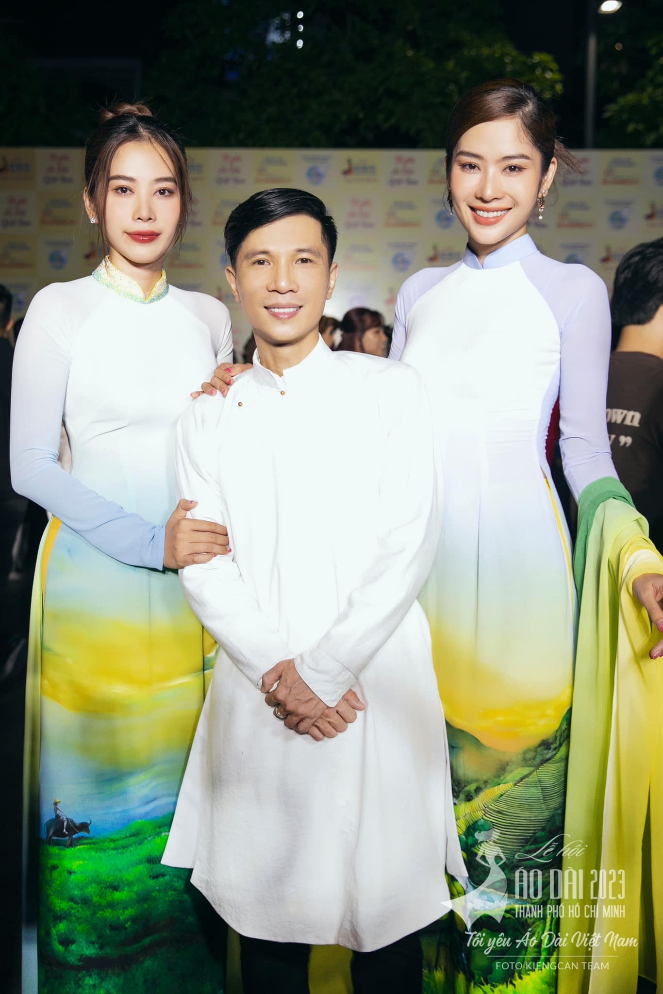 Nam Em - Ngọc Châu không nhận cát-xê khi đi diễn, nhà thiết kế: 'Hèn gì mà tụi nó nghèo hoài' 1 Nam Em - Ngọc Châu không nhận cát-xê khi đi diễn, nhà thiết kế: 'Hèn gì mà tụi nó nghèo hoài' 1