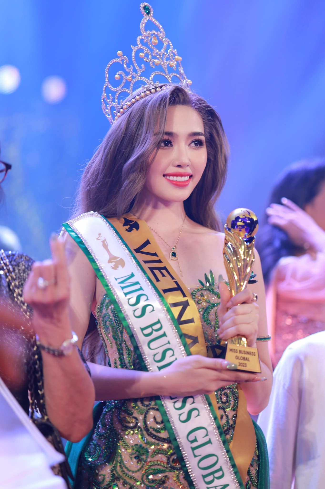 Trong 1 đêm, 2 đại diện Việt Nam đăng quang Miss Business Global 2023 và Miss Business Ambassador 2023 3 Trong 1 đêm, 2 đại diện Việt Nam đăng quang Miss Business Global 2023 và Miss Business Ambassador 2023 3