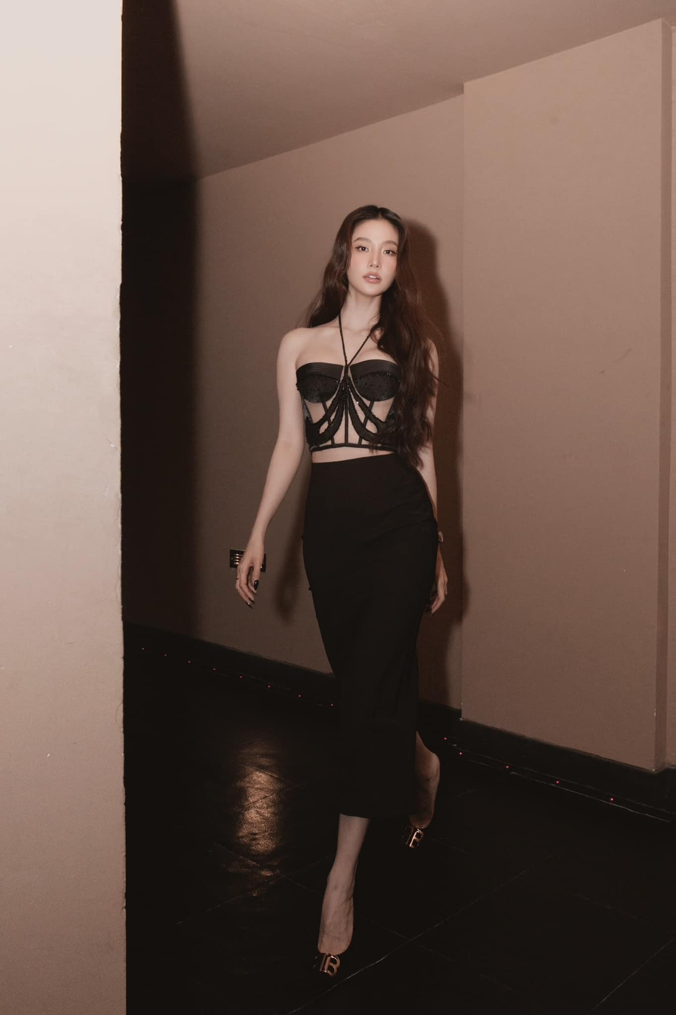 Những khoảng hở được Diễm My 9x khoe một cách đầy tinh tế