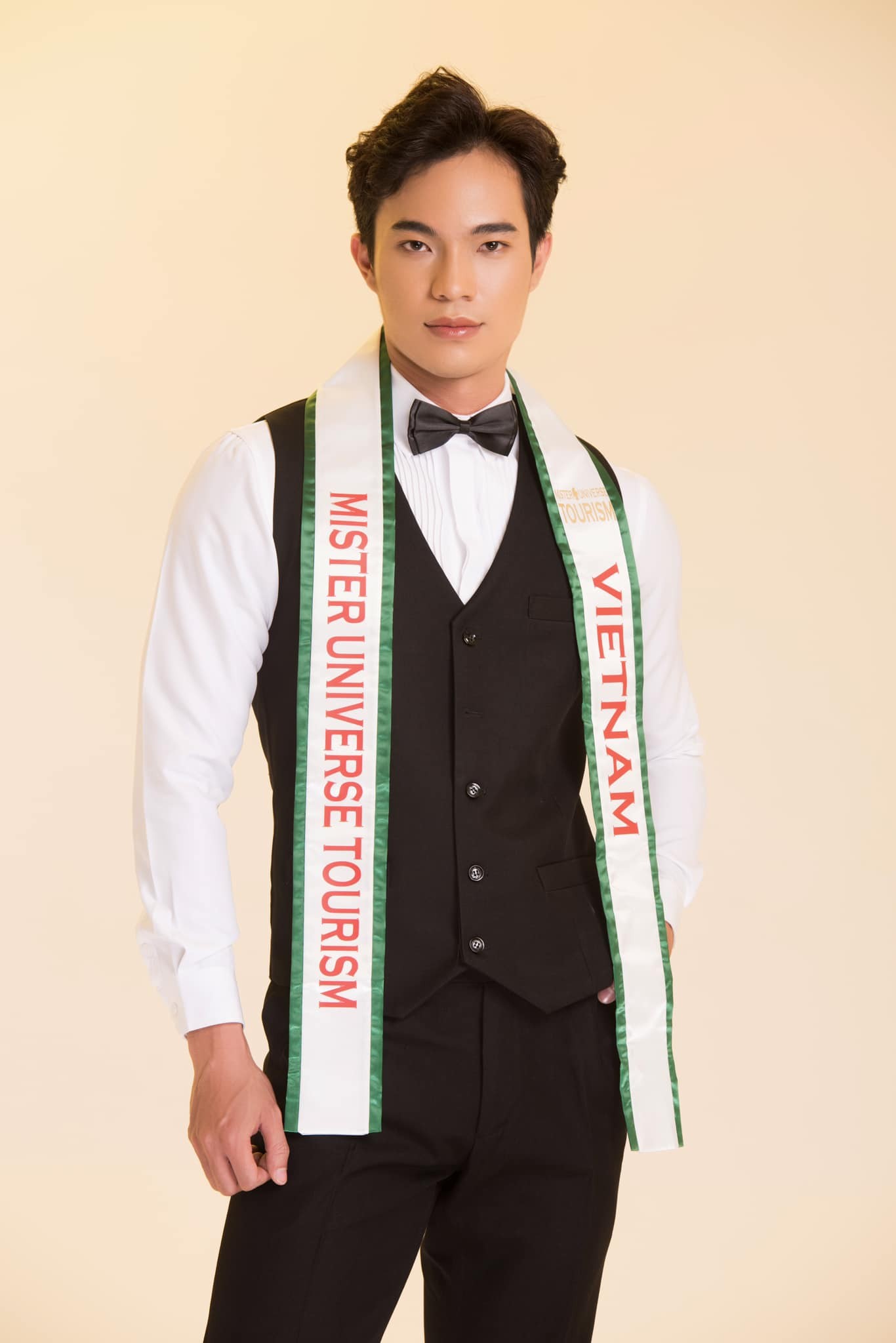 Huỳnh Võ Hoàng Sơn đang công tác tại khoa Bỏng - Vi phẫu tạo hình, Bệnh viện Quân y 175