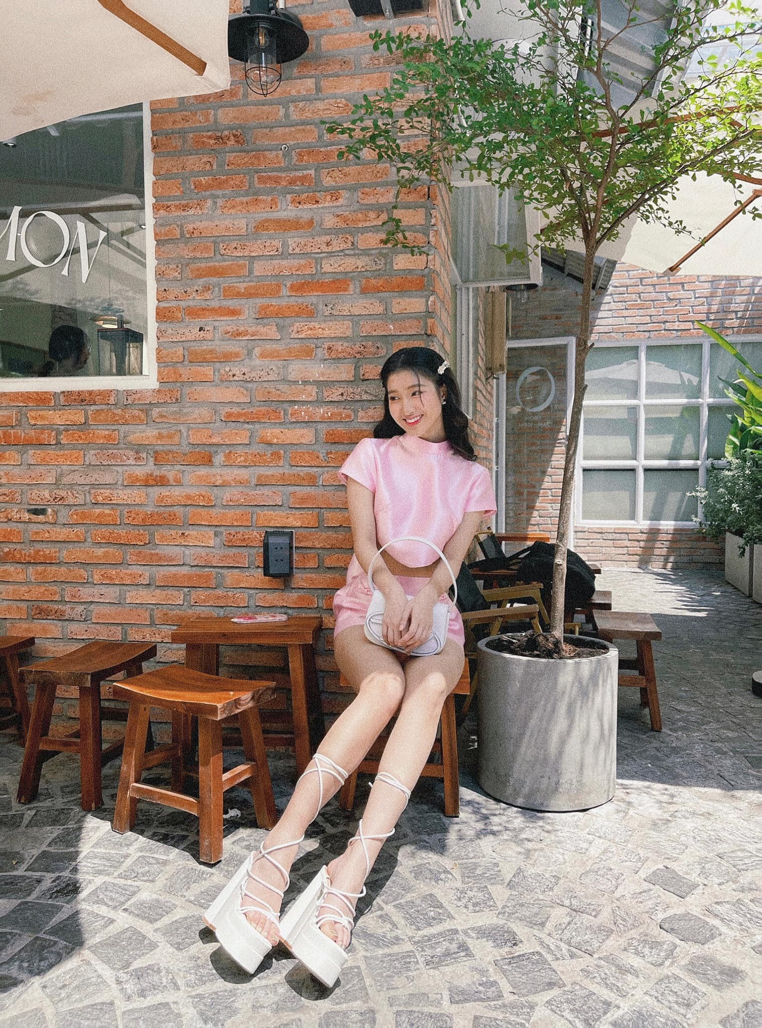 Phương Nhi xuống phố với trang phục gợi cảm 