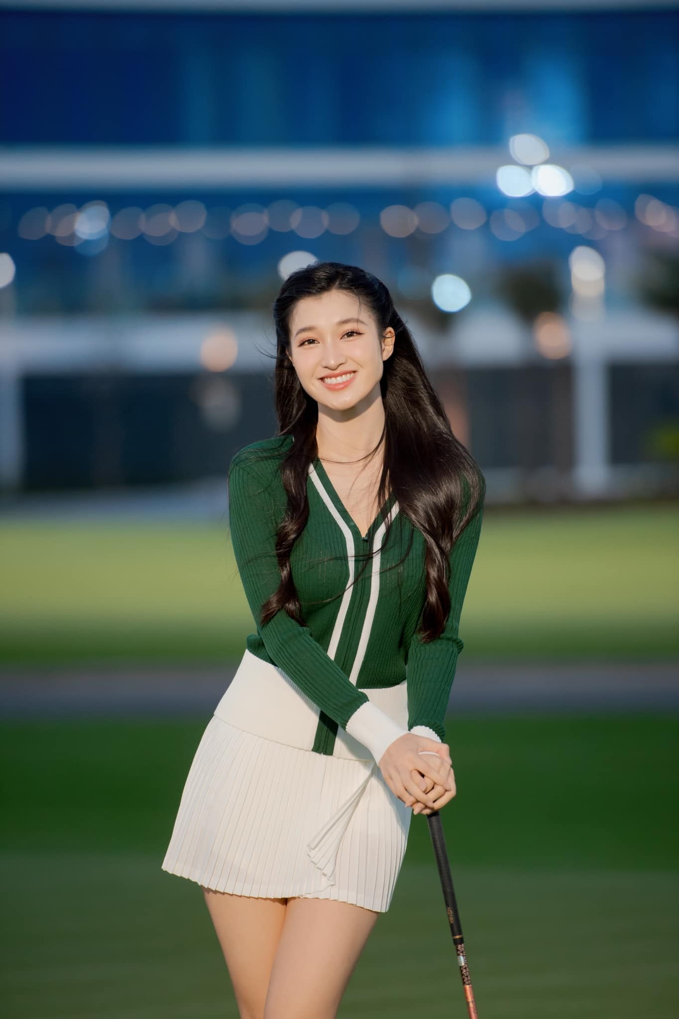 Phương Nhi lại ra sân golf, đôi chân dài như 'kiếm Nhật' khiến dân tình xuýt xoa  - Ảnh 1