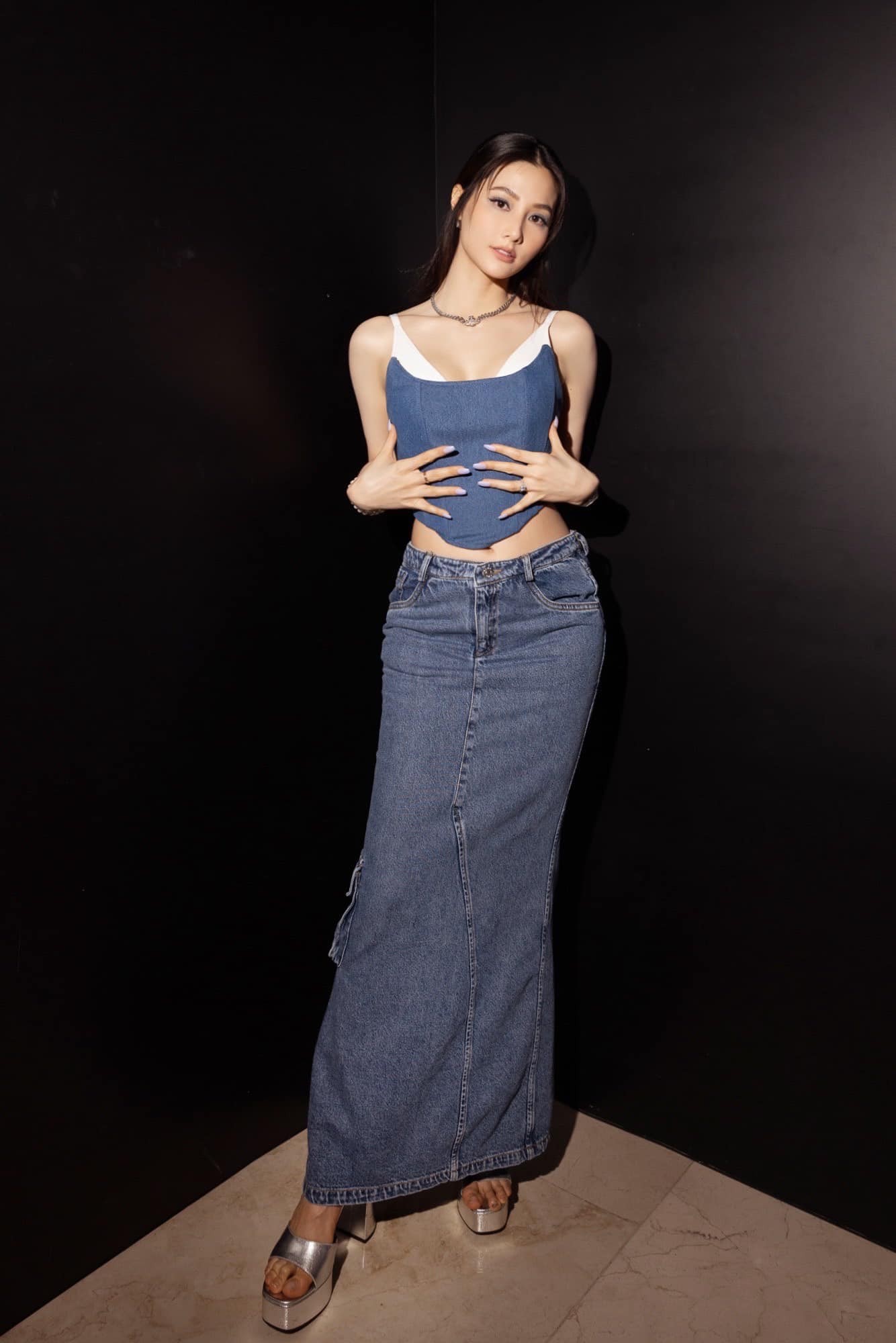 Diễm My 9x chuộng những thiết kế cut-out khoe da thịt