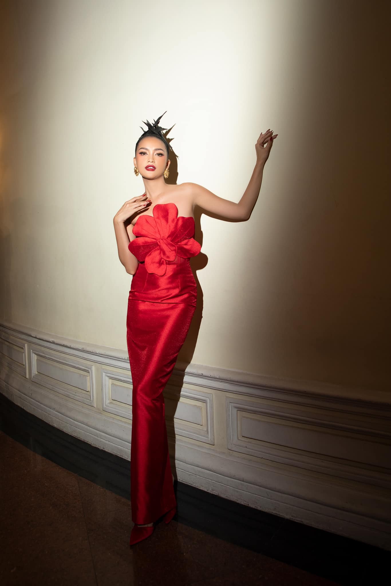 Trước ồn ào, nàng hậu không hề lên tiếng