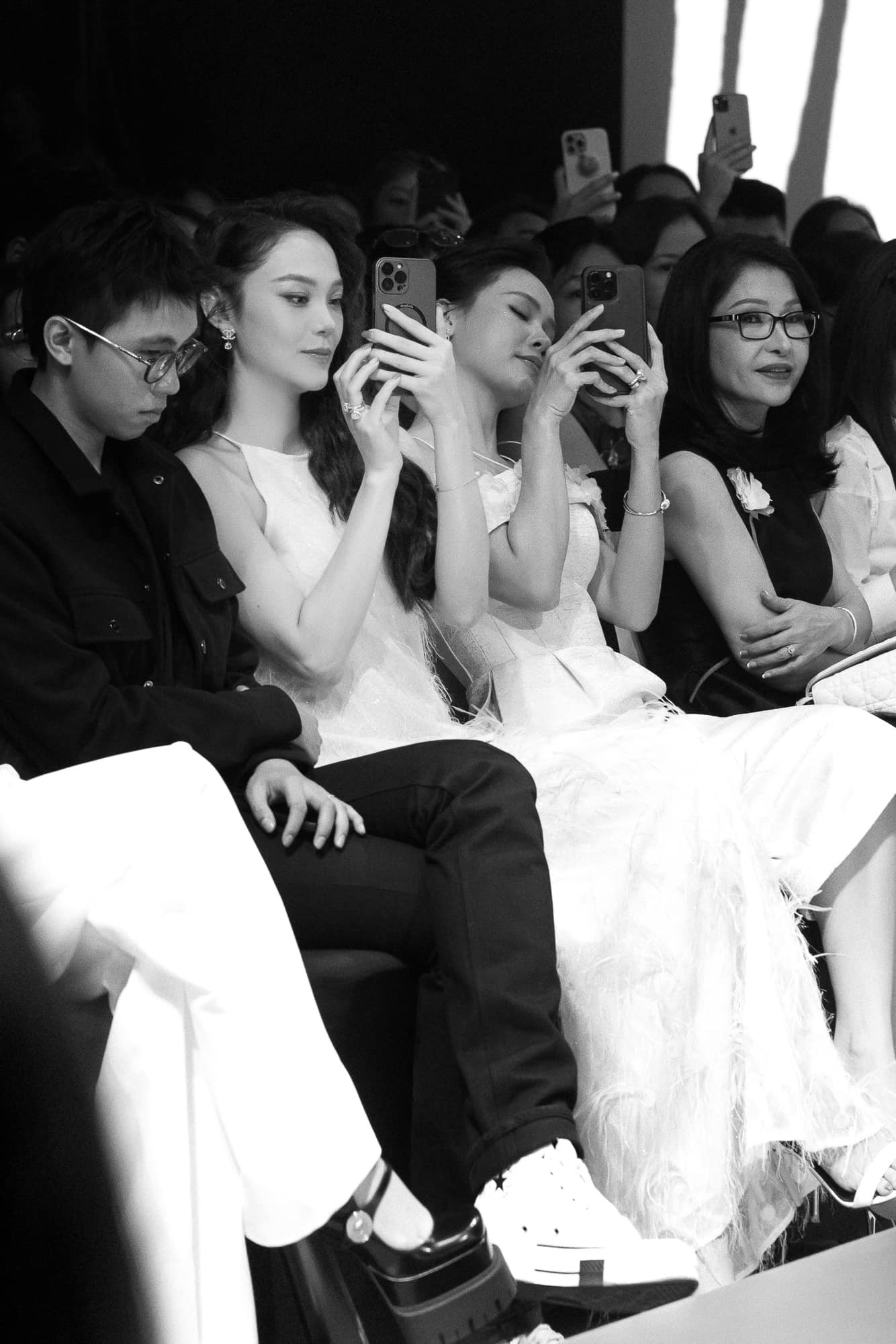 Minh Hằng lần đầu lộ diện sau thông báo mang thai, sắc vóc mẹ bầu khiến dân tình trầm trồ  - Ảnh 1