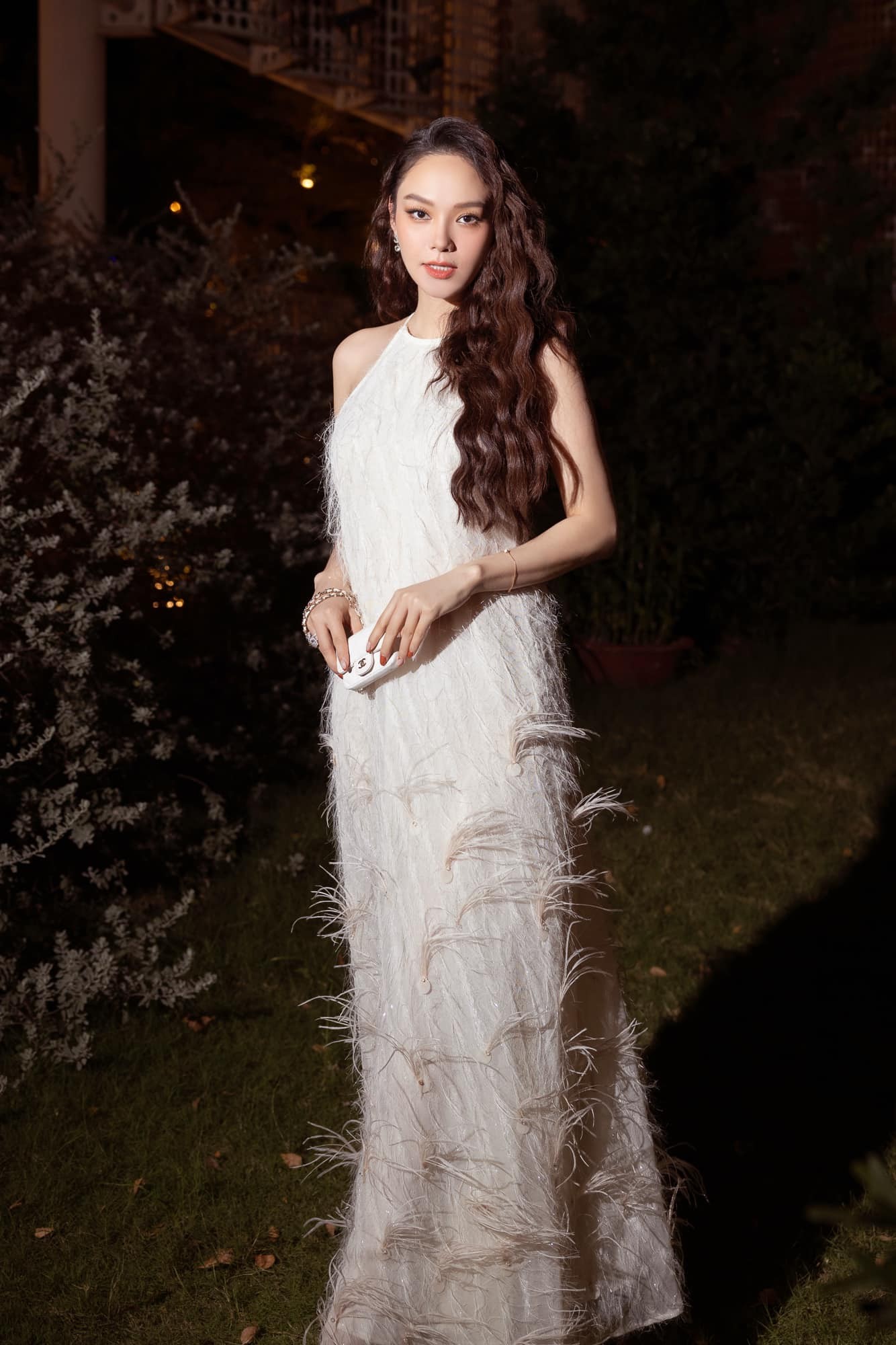 Vóc dáng nuột nà dù ở tháng thứ 4 thai kỳ khiến bao người trầm trồ