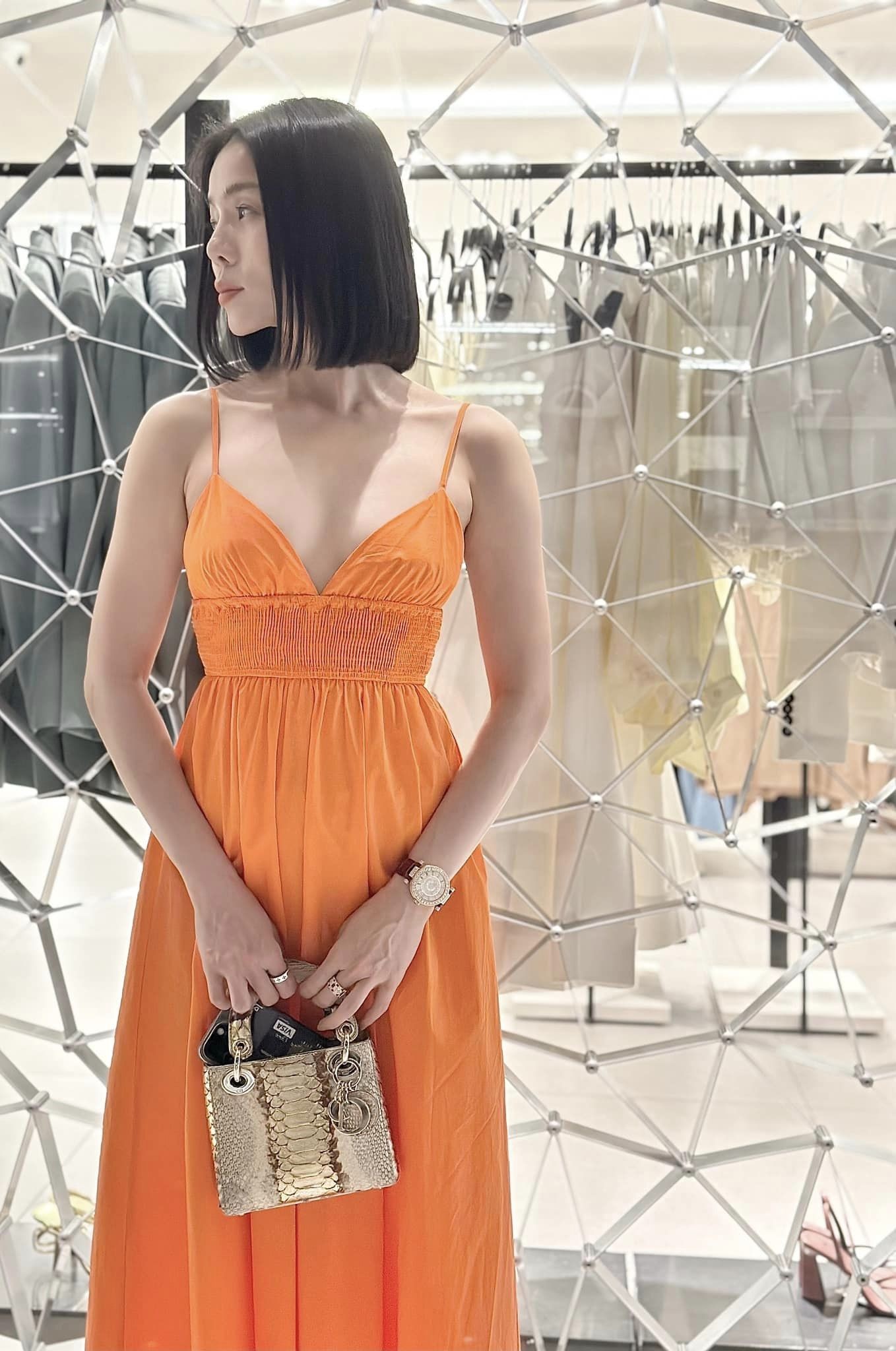 Lệ Quyên gây sốt khi xuống phố với diện mạo gợi cảm