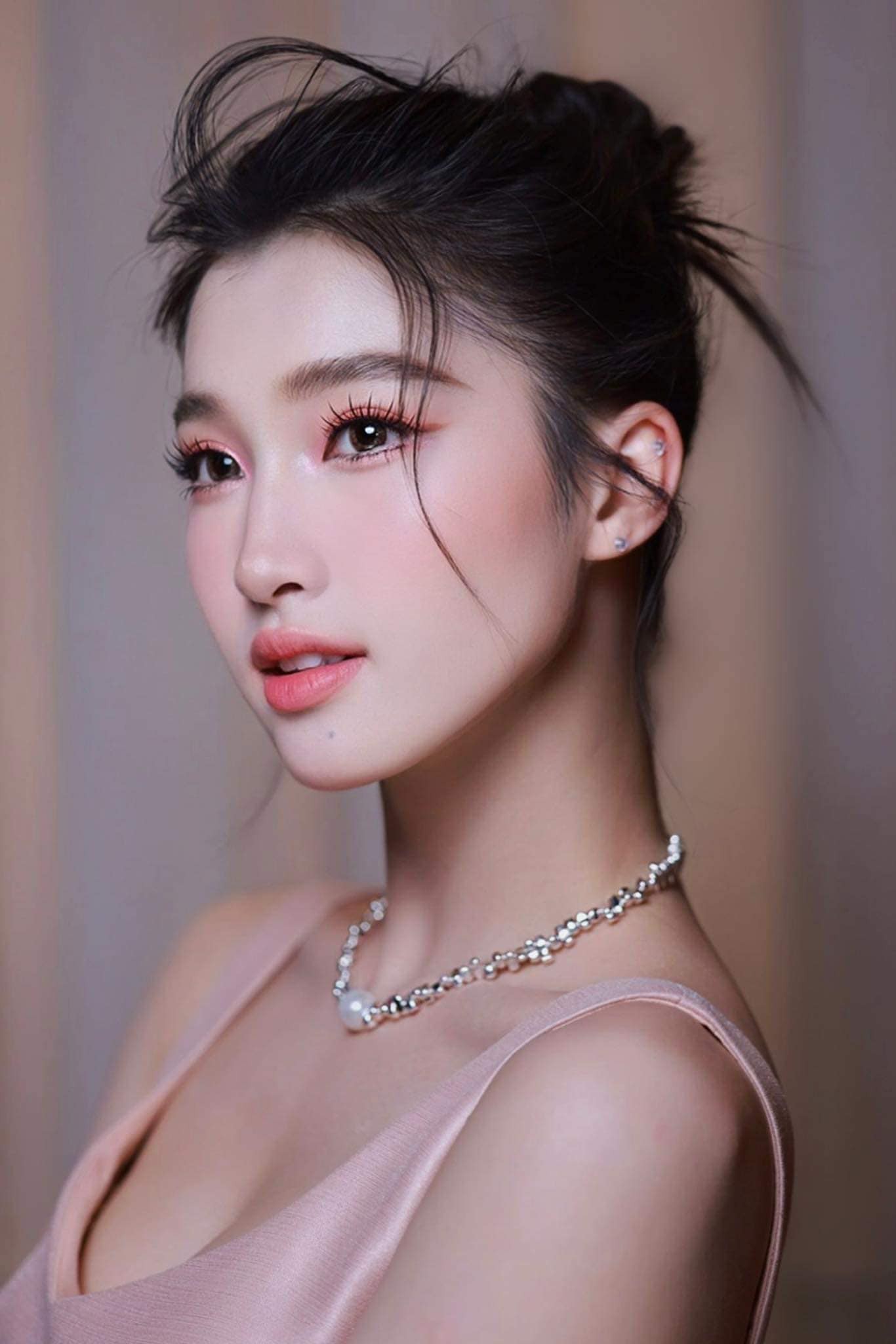 Video: CAM bắt trọn khoảnh khắc Phương Nhi dự thảm đỏ, có hành động này với Sam 'ghi điểm' - Ảnh 2