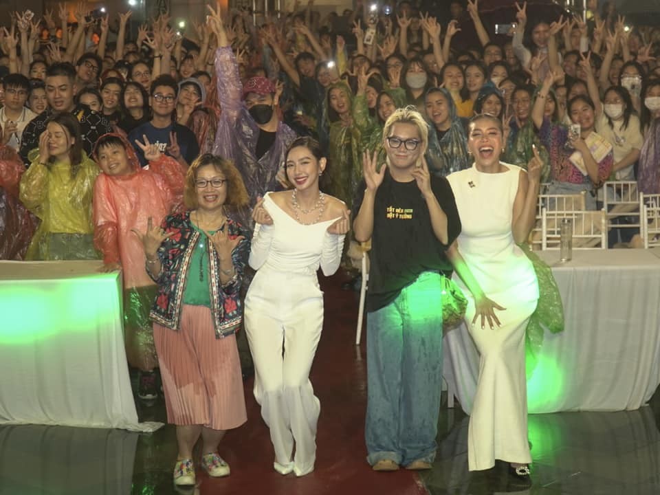 Lộ hình ảnh Thùy Tiên nằm co ro sau chuỗi ngày hối hả 'chạy show', fan sắc đẹp xót xa 8 Lộ hình ảnh Thùy Tiên nằm co ro sau chuỗi ngày hối hả 'chạy show', fan sắc đẹp xót xa 8