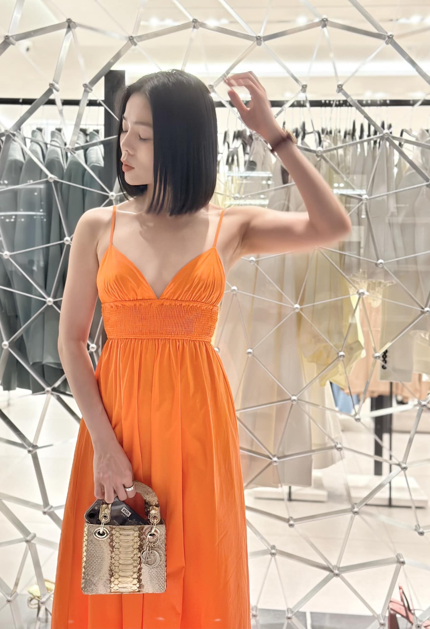 Nữ ca sĩ trưng trổ hàng hiệu