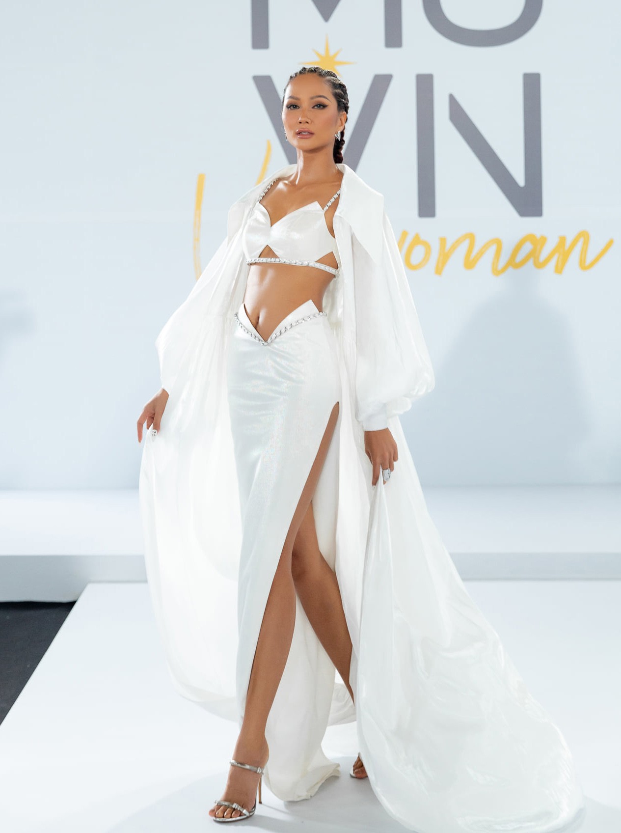 Trên đường đua sắc vóc của Vbiz, H'Hen Niê không bao giờ lép vế