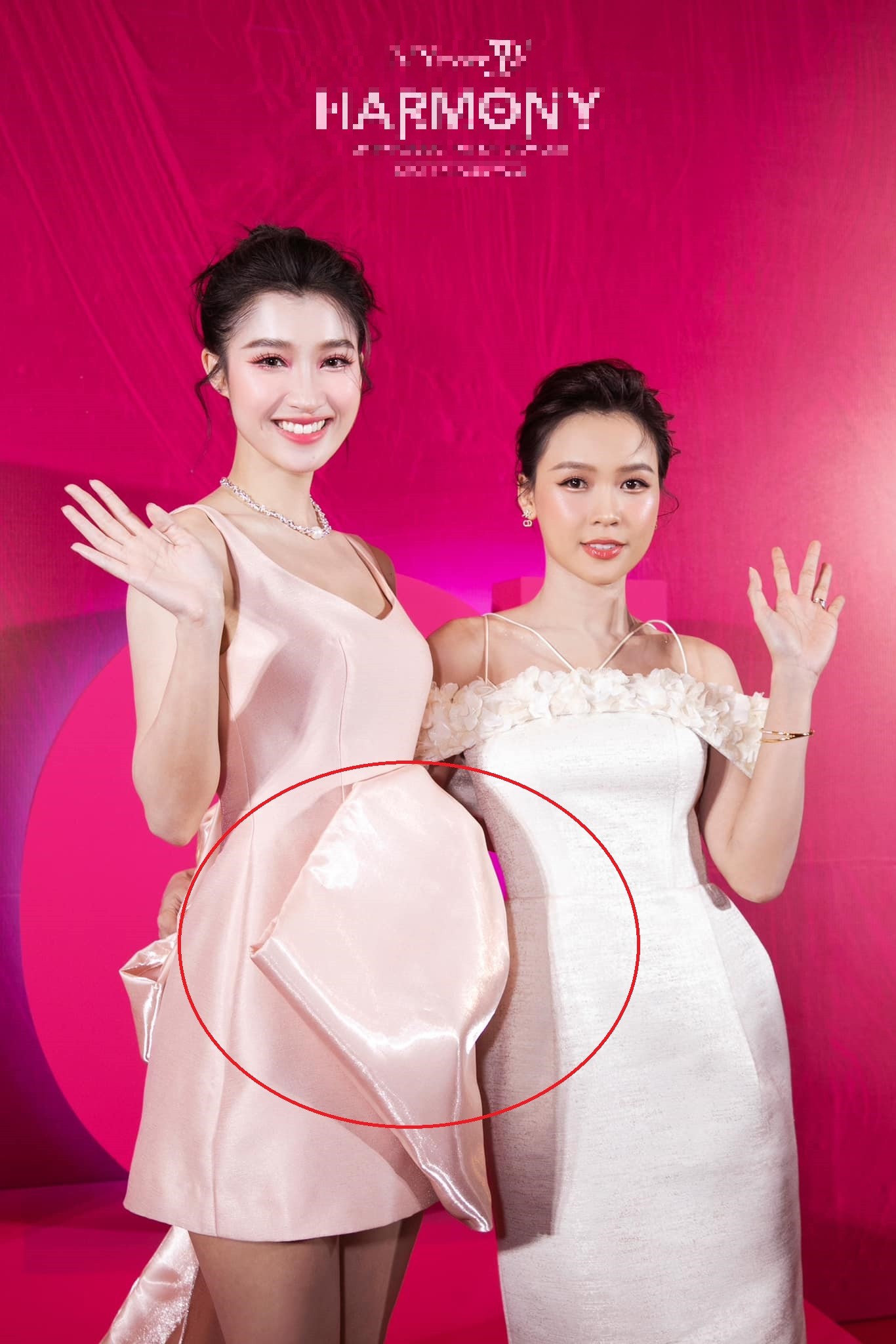 Góc chụp 'hiểm hóc' khiến Phương Nhi rơi vào tình cảnh giống hệt Ngọc Châu 3 Góc chụp 'hiểm hóc' khiến Phương Nhi rơi vào tình cảnh giống hệt Ngọc Châu 3