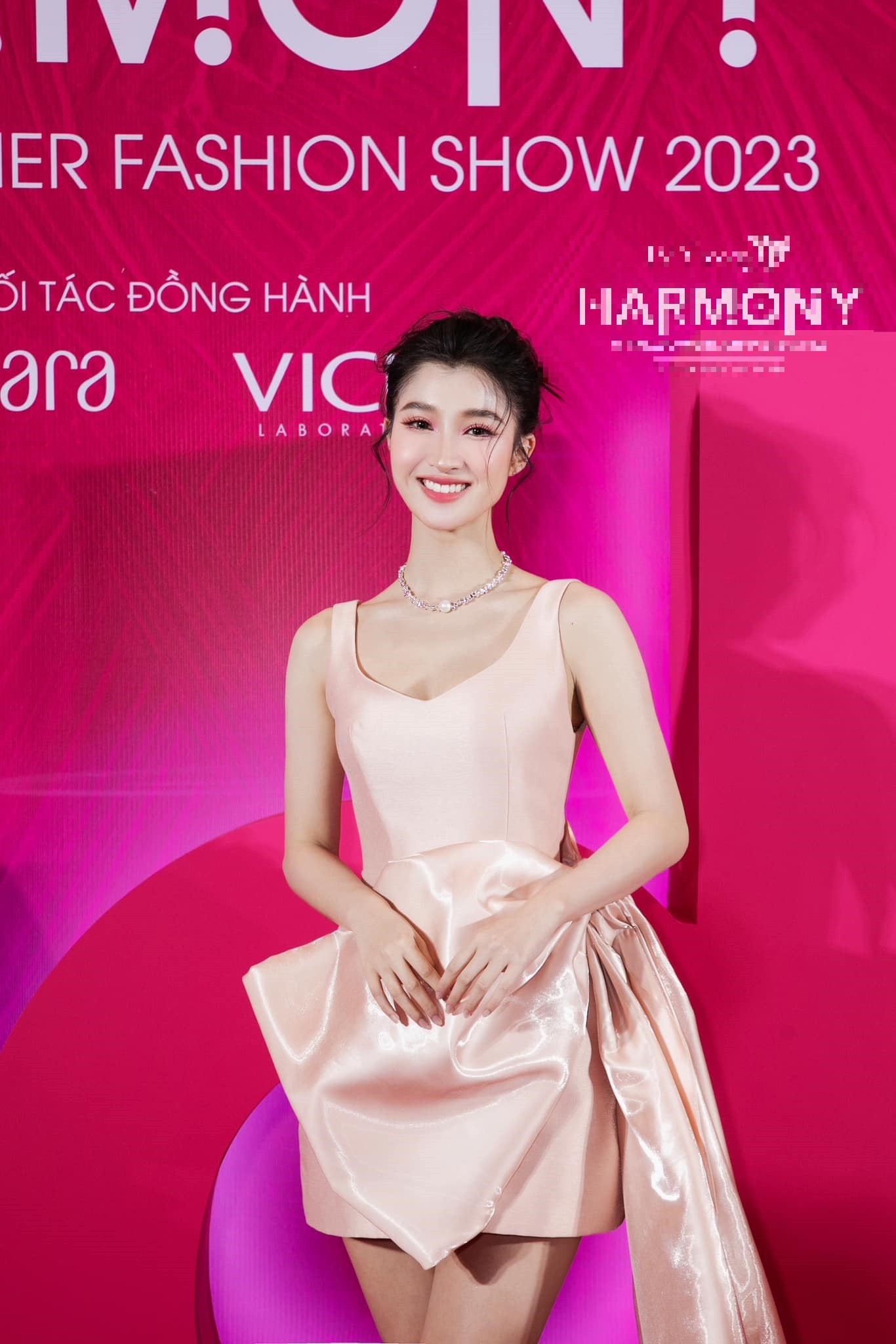 Góc chụp 'hiểm hóc' khiến Phương Nhi rơi vào tình cảnh giống hệt Ngọc Châu 4 Góc chụp 'hiểm hóc' khiến Phương Nhi rơi vào tình cảnh giống hệt Ngọc Châu 4