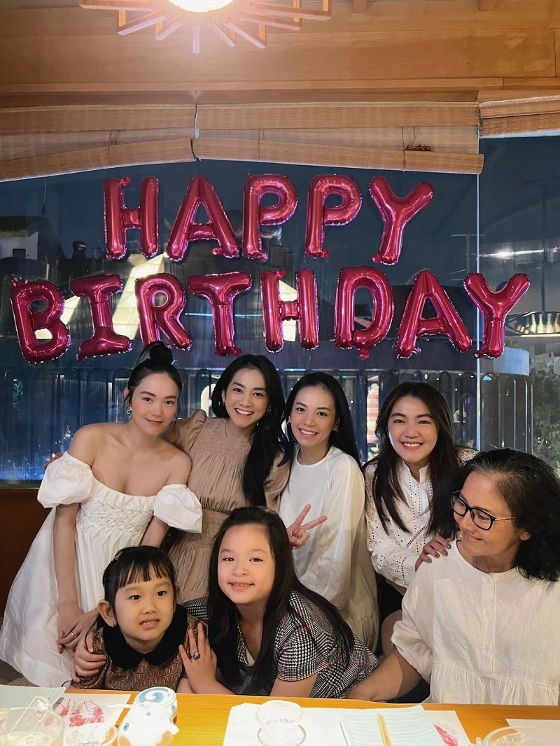 Minh Hằng gặp gỡ người thân bạn bè, cô gây ấn tượng bởi nhan sắc xinh đẹp, vóng dáng gọn gàng Minh Hằng gặp gỡ người thân bạn bè, cô gây ấn tượng bởi nhan sắc xinh đẹp, vóng dáng gọn gàng