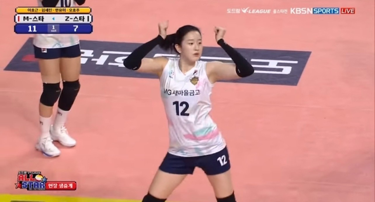 See Tình của Hoàng Thùy Linh tiếp tục 'thao túng' fan quốc tế, từ Á sang Âu đều mê mệt 3 See Tình của Hoàng Thùy Linh tiếp tục 'thao túng' fan quốc tế, từ Á sang Âu đều mê mệt 3