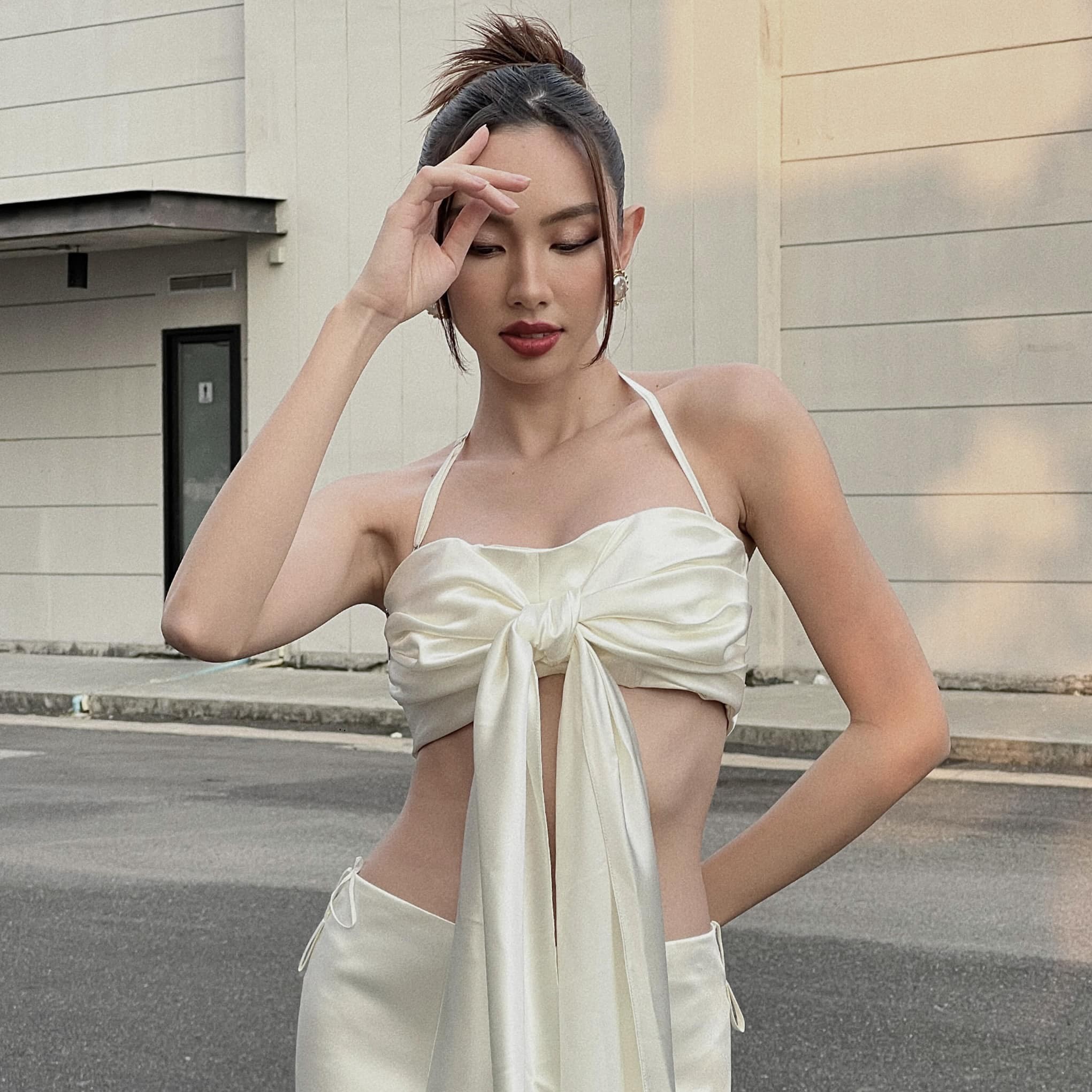 Thùy Tiên chuộng trang phục khoe vòng eo 'thắt cổ chai' 8 Thùy Tiên chuộng trang phục khoe vòng eo 'thắt cổ chai' 8