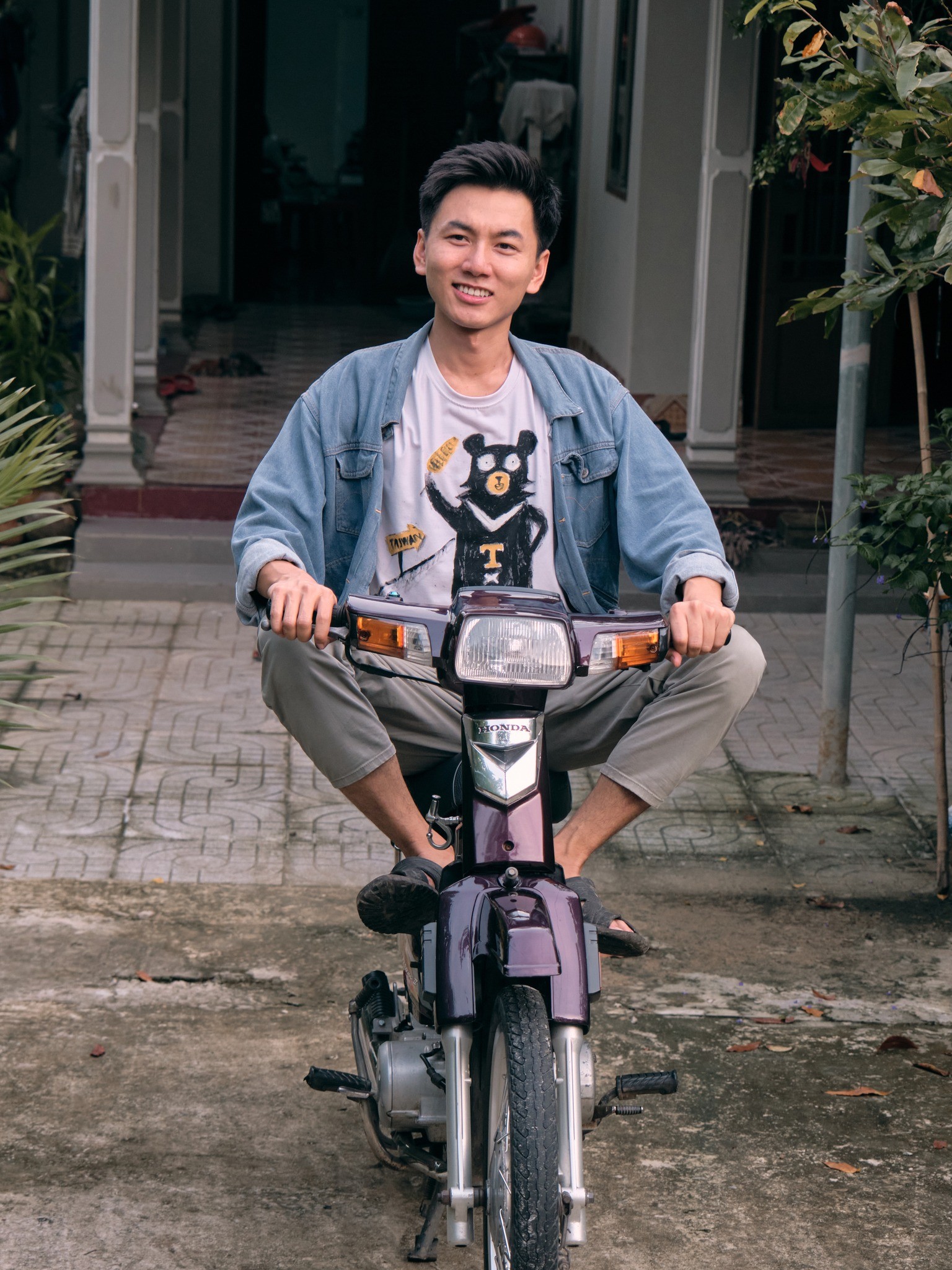 Thùy Tiên gặp Khoai Lang Thang sau khi xin lỗi vì mặc sai trang phục 3 Thùy Tiên gặp Khoai Lang Thang sau khi xin lỗi vì mặc sai trang phục 3
