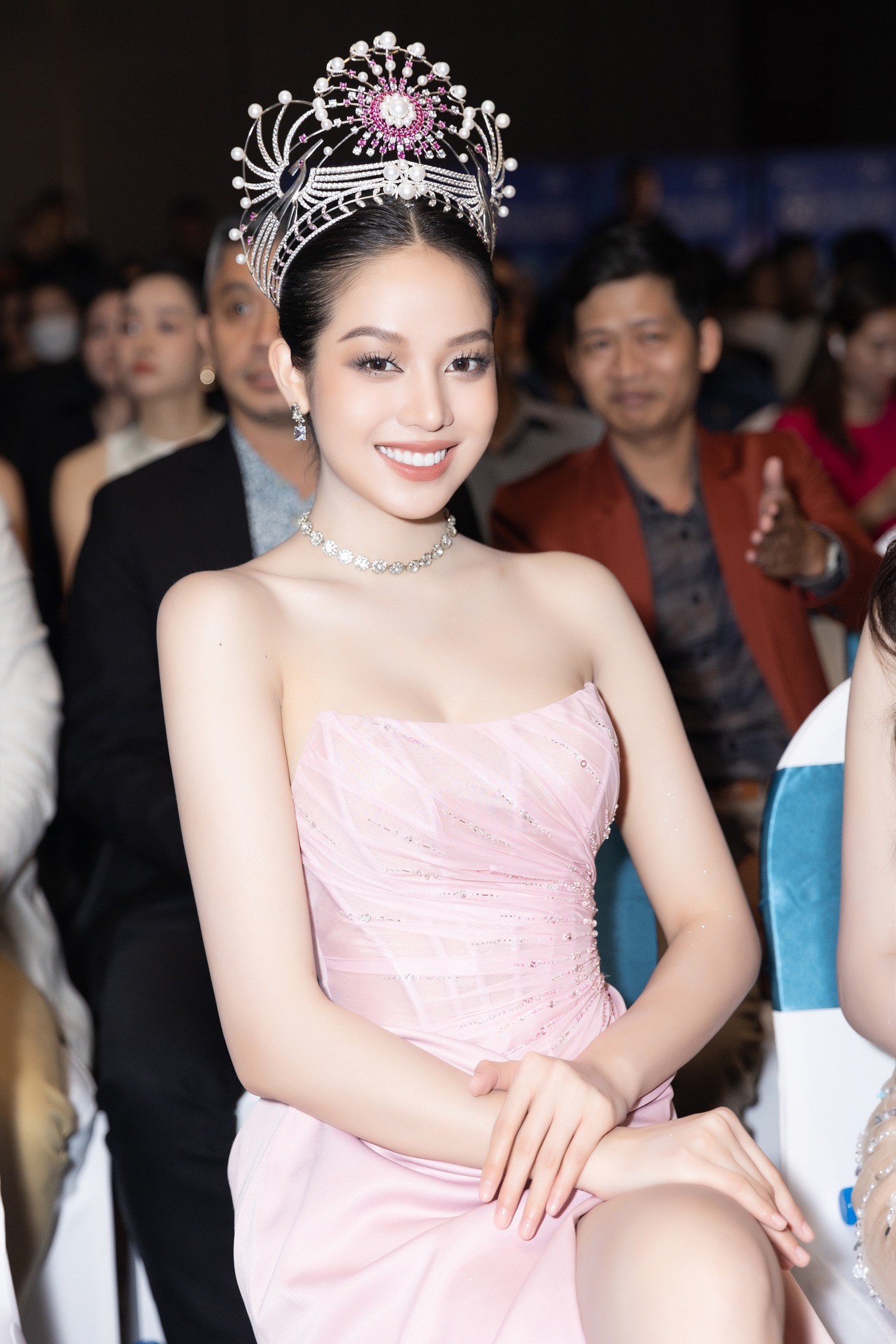 Video: Thanh Thủy rủ Đỗ Thị Hà - Tiểu Vy 'quậy đục' Tiktok, nhan sắc có lép vế đàn chị hậu thẩm mỹ? 5 Video: Thanh Thủy rủ Đỗ Thị Hà - Tiểu Vy 'quậy đục' Tiktok, nhan sắc có lép vế đàn chị hậu thẩm mỹ? 5