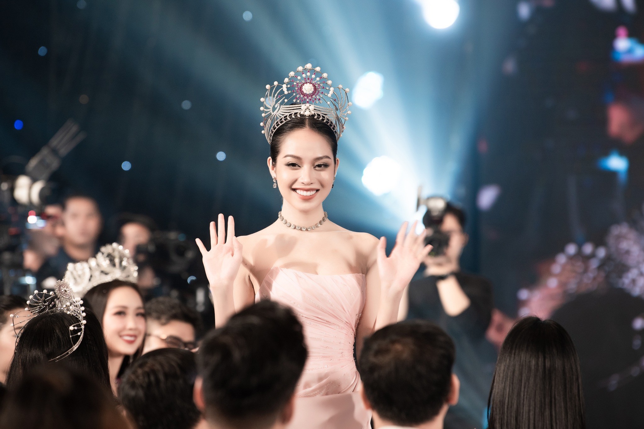 Video: Thanh Thủy rủ Đỗ Thị Hà - Tiểu Vy 'quậy đục' Tiktok, nhan sắc có lép vế đàn chị hậu thẩm mỹ? 3 Video: Thanh Thủy rủ Đỗ Thị Hà - Tiểu Vy 'quậy đục' Tiktok, nhan sắc có lép vế đàn chị hậu thẩm mỹ? 3
