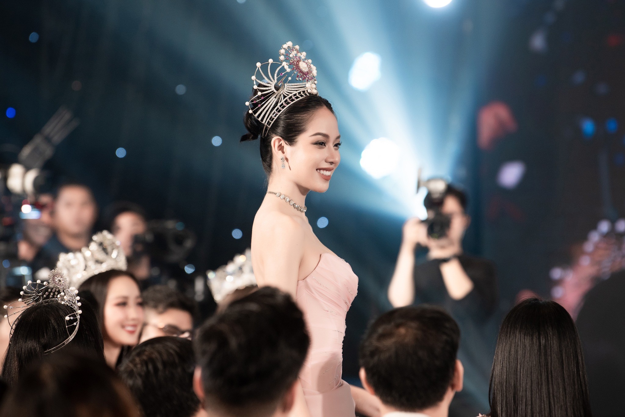 Video: Thanh Thủy rủ Đỗ Thị Hà - Tiểu Vy 'quậy đục' Tiktok, nhan sắc có lép vế đàn chị hậu thẩm mỹ? 2 Video: Thanh Thủy rủ Đỗ Thị Hà - Tiểu Vy 'quậy đục' Tiktok, nhan sắc có lép vế đàn chị hậu thẩm mỹ? 2