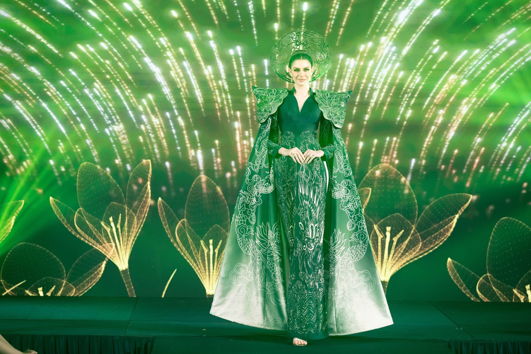 Video: 'Hoa hậu đẹp nhất hành tinh' Isabella Menin lộ diện chớp nhoáng, CAM thường bắt cận nhan sắc thật 6 Video: 'Hoa hậu đẹp nhất hành tinh' Isabella Menin lộ diện chớp nhoáng, CAM thường bắt cận nhan sắc thật 6