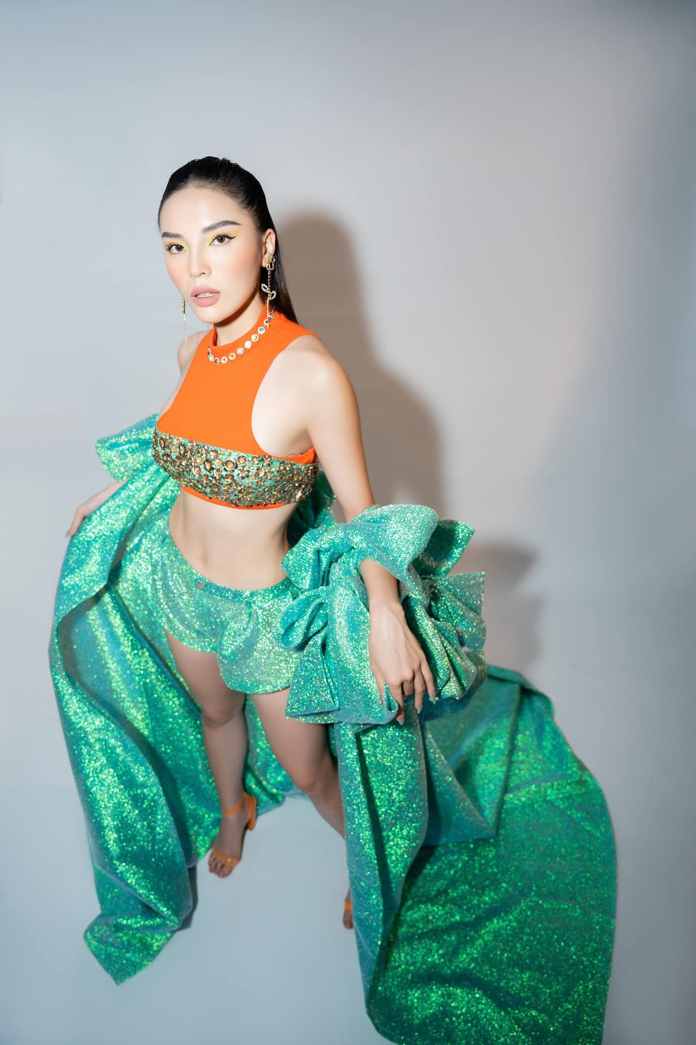 Kỳ Duyên khoe vòng 2 vô thực, hội chị em ồ ạt 'xin vía' 4 Kỳ Duyên khoe vòng 2 vô thực, hội chị em ồ ạt 'xin vía' 4