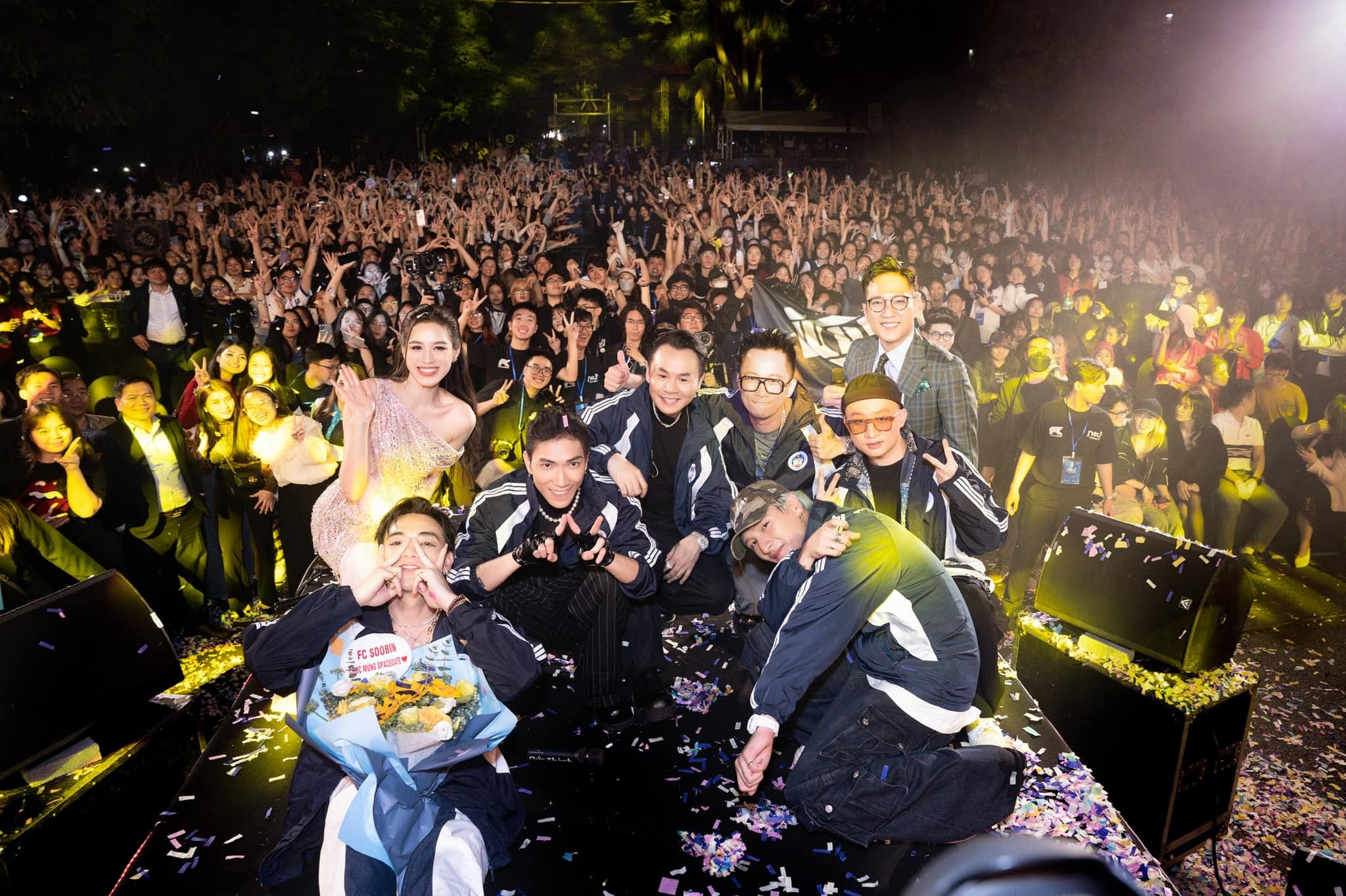 Video: Đỗ Thị Hà 'đánh rơi' hình tượng khi đu idol, biểu cảm khiến dân tình bật cười 6 Video: Đỗ Thị Hà 'đánh rơi' hình tượng khi đu idol, biểu cảm khiến dân tình bật cười 6
