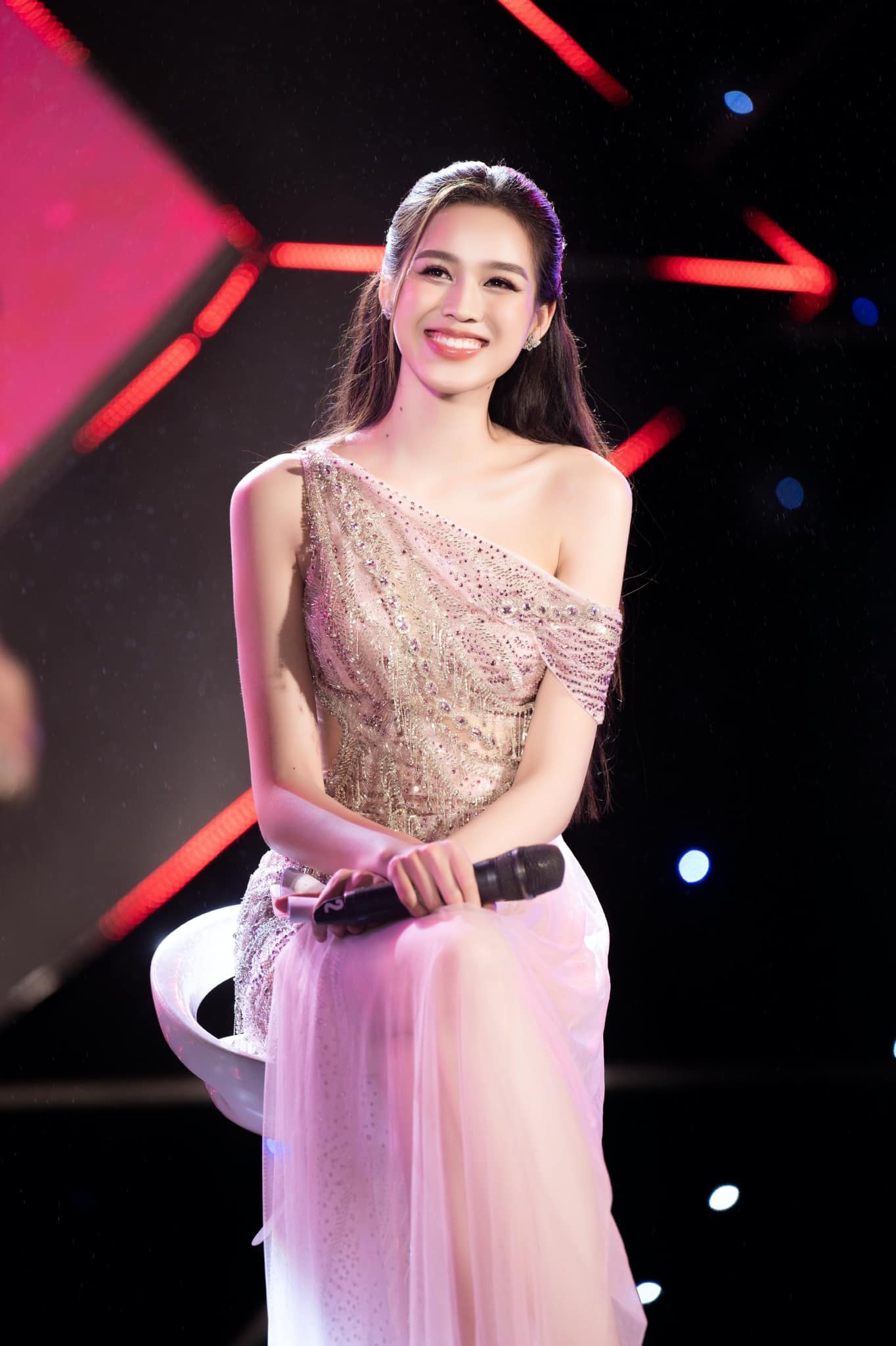 Video: Đỗ Thị Hà 'đánh rơi' hình tượng khi đu idol, biểu cảm khiến dân tình bật cười 5 Video: Đỗ Thị Hà 'đánh rơi' hình tượng khi đu idol, biểu cảm khiến dân tình bật cười 5