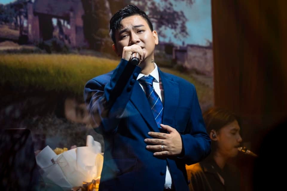'Team qua đường' bắt trọn khoảnh khắc đời thường của Hoài Lâm, diện mạo thế nào? 4 'Team qua đường' bắt trọn khoảnh khắc đời thường của Hoài Lâm, diện mạo thế nào? 4