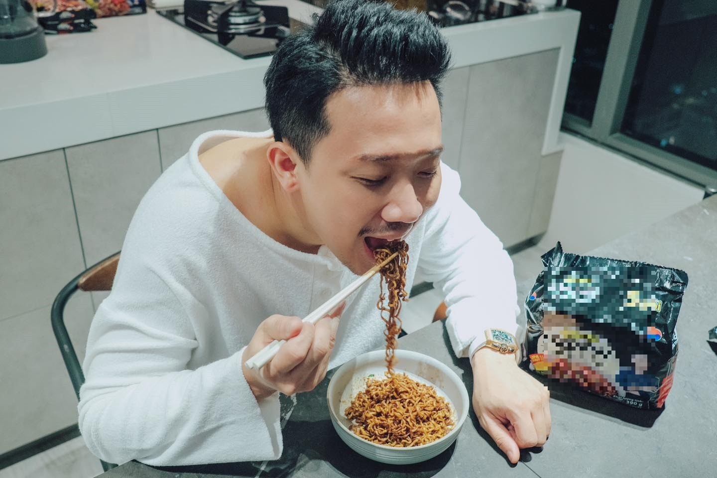 Sau loạt ồn ào, Trấn Thành chia sẻ hình ảnh với diện mạo khác lạ