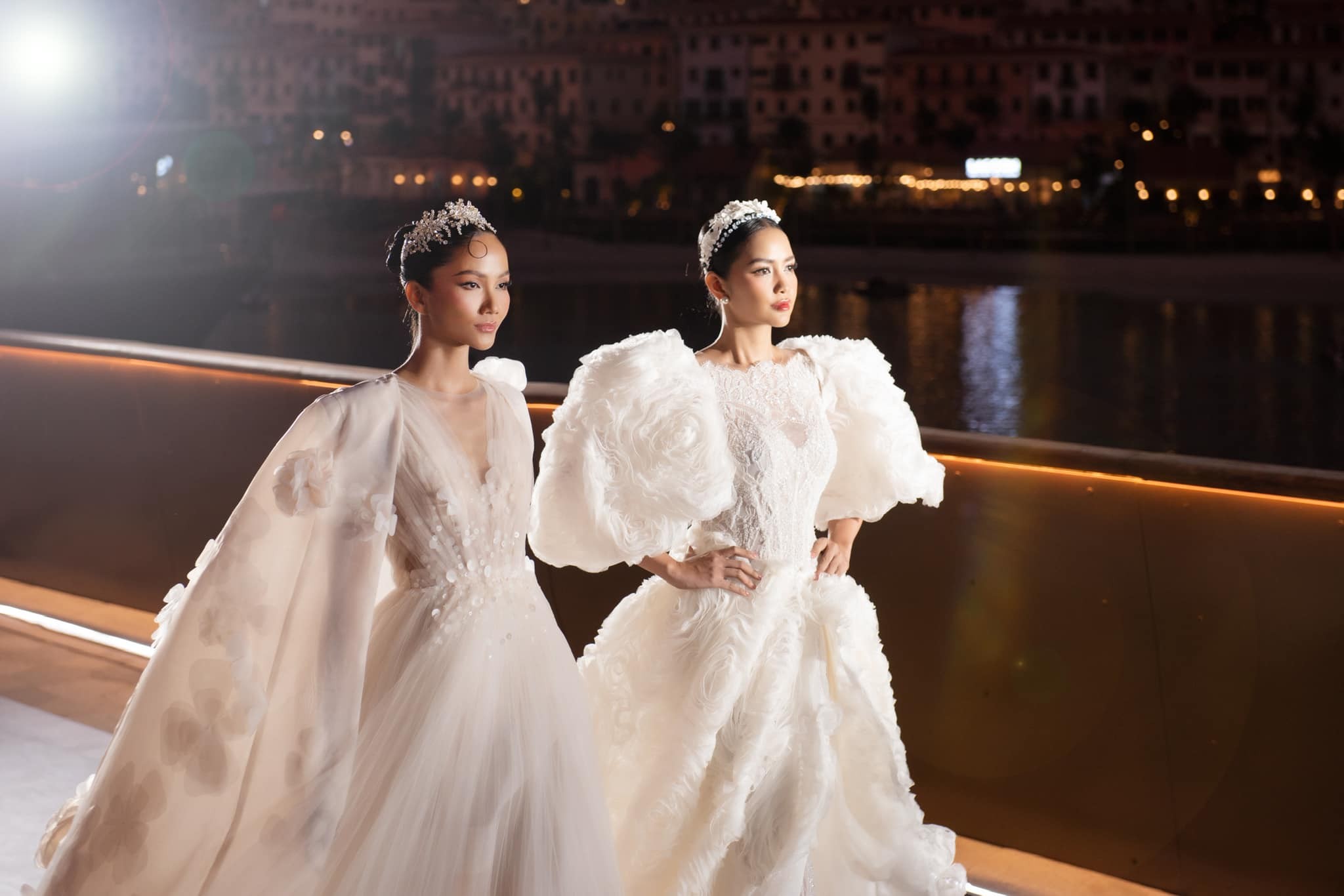 Video: H'Hen Niê - Ngọc Châu đọ trình catwalk, hai đại mỹ nhân thế nào mà khán giả 'hét lạc giọng'? 2 Video: H'Hen Niê - Ngọc Châu đọ trình catwalk, hai đại mỹ nhân thế nào mà khán giả 'hét lạc giọng'? 2