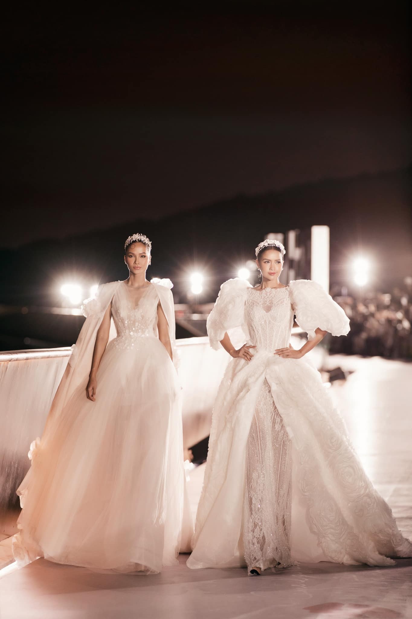 Video: H'Hen Niê - Ngọc Châu đọ trình catwalk, hai đại mỹ nhân thế nào mà khán giả 'hét lạc giọng'? 3 Video: H'Hen Niê - Ngọc Châu đọ trình catwalk, hai đại mỹ nhân thế nào mà khán giả 'hét lạc giọng'? 3