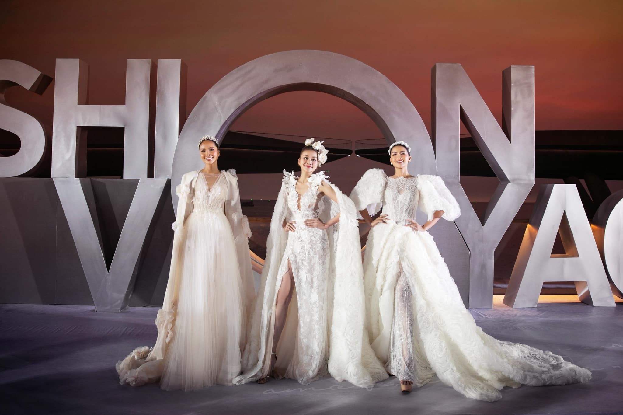 Video: H'Hen Niê - Ngọc Châu đọ trình catwalk, hai đại mỹ nhân thế nào mà khán giả 'hét lạc giọng'? 6 Video: H'Hen Niê - Ngọc Châu đọ trình catwalk, hai đại mỹ nhân thế nào mà khán giả 'hét lạc giọng'? 6