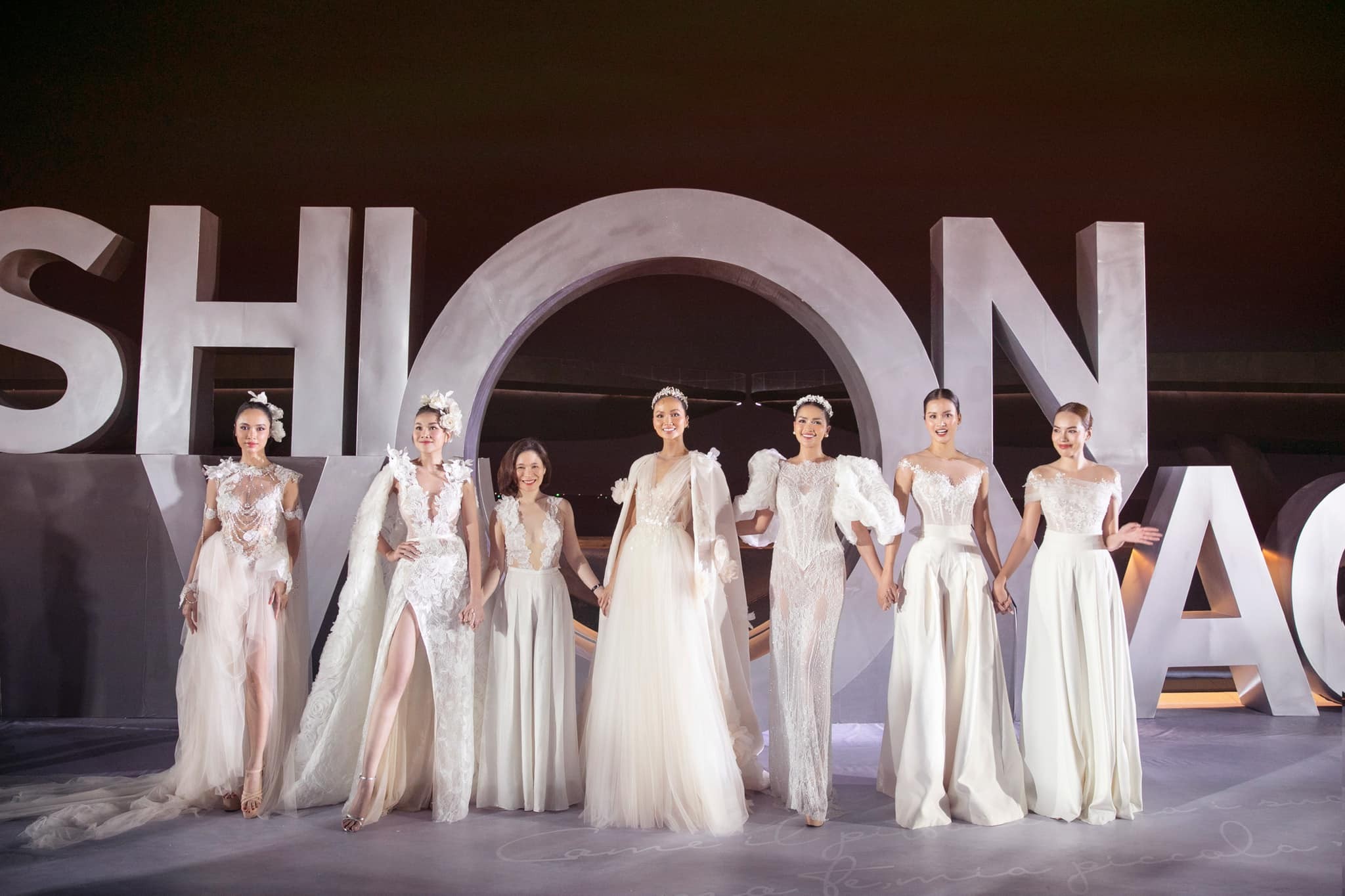 Video: H'Hen Niê - Ngọc Châu đọ trình catwalk, hai đại mỹ nhân thế nào mà khán giả 'hét lạc giọng'? 5 Video: H'Hen Niê - Ngọc Châu đọ trình catwalk, hai đại mỹ nhân thế nào mà khán giả 'hét lạc giọng'? 5