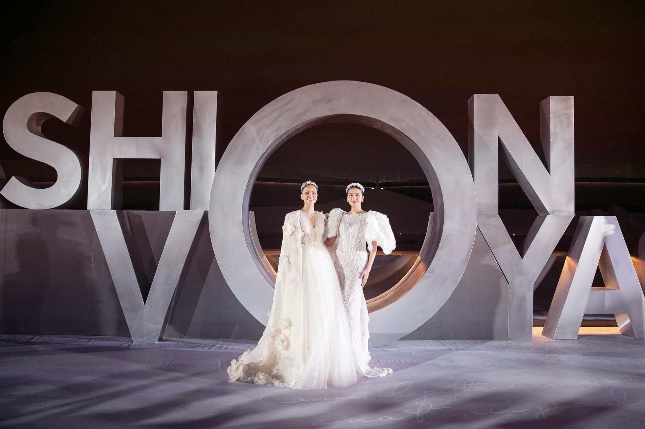Video: H'Hen Niê - Ngọc Châu đọ trình catwalk, hai đại mỹ nhân thế nào mà khán giả 'hét lạc giọng'? 4 Video: H'Hen Niê - Ngọc Châu đọ trình catwalk, hai đại mỹ nhân thế nào mà khán giả 'hét lạc giọng'? 4