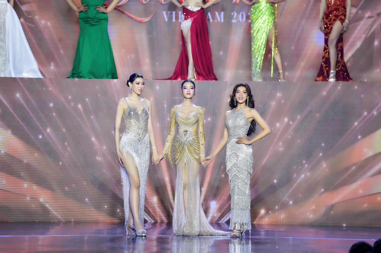 Cuộc thi của Hương Giang tổ chức và 2 lần bị cơ quan chức năng 'tuýt còi' 5 Cuộc thi của Hương Giang tổ chức và 2 lần bị cơ quan chức năng 'tuýt còi' 5