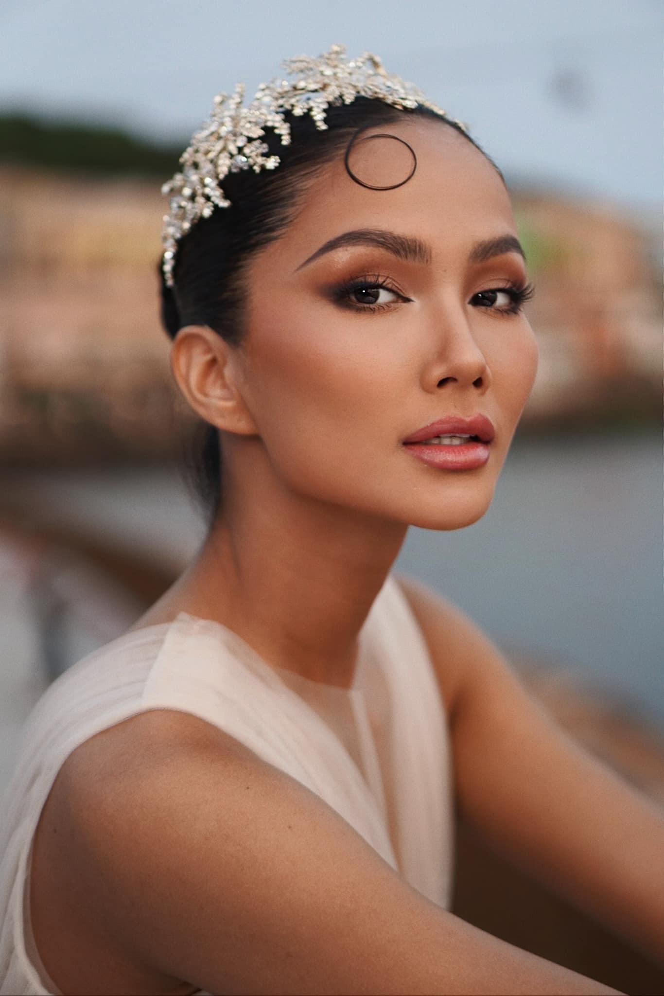 Video: H'Hen Niê - Ngọc Châu đọ trình catwalk, hai đại mỹ nhân thế nào mà khán giả 'hét lạc giọng'? 7 Video: H'Hen Niê - Ngọc Châu đọ trình catwalk, hai đại mỹ nhân thế nào mà khán giả 'hét lạc giọng'? 7
