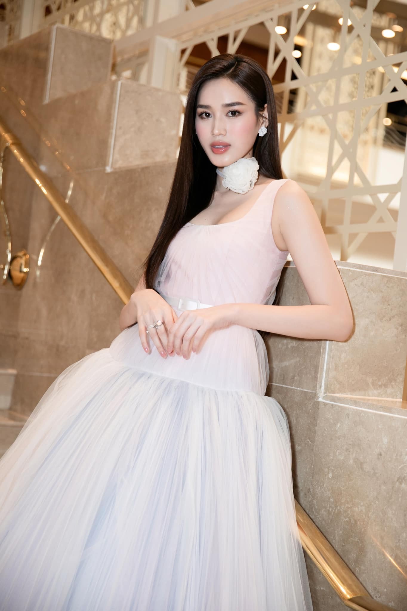 Video: Đỗ Thị Hà khoe góc nghiêng thần thánh, visual chuẩn nàng thơ 2 Video: Đỗ Thị Hà khoe góc nghiêng thần thánh, visual chuẩn nàng thơ 2